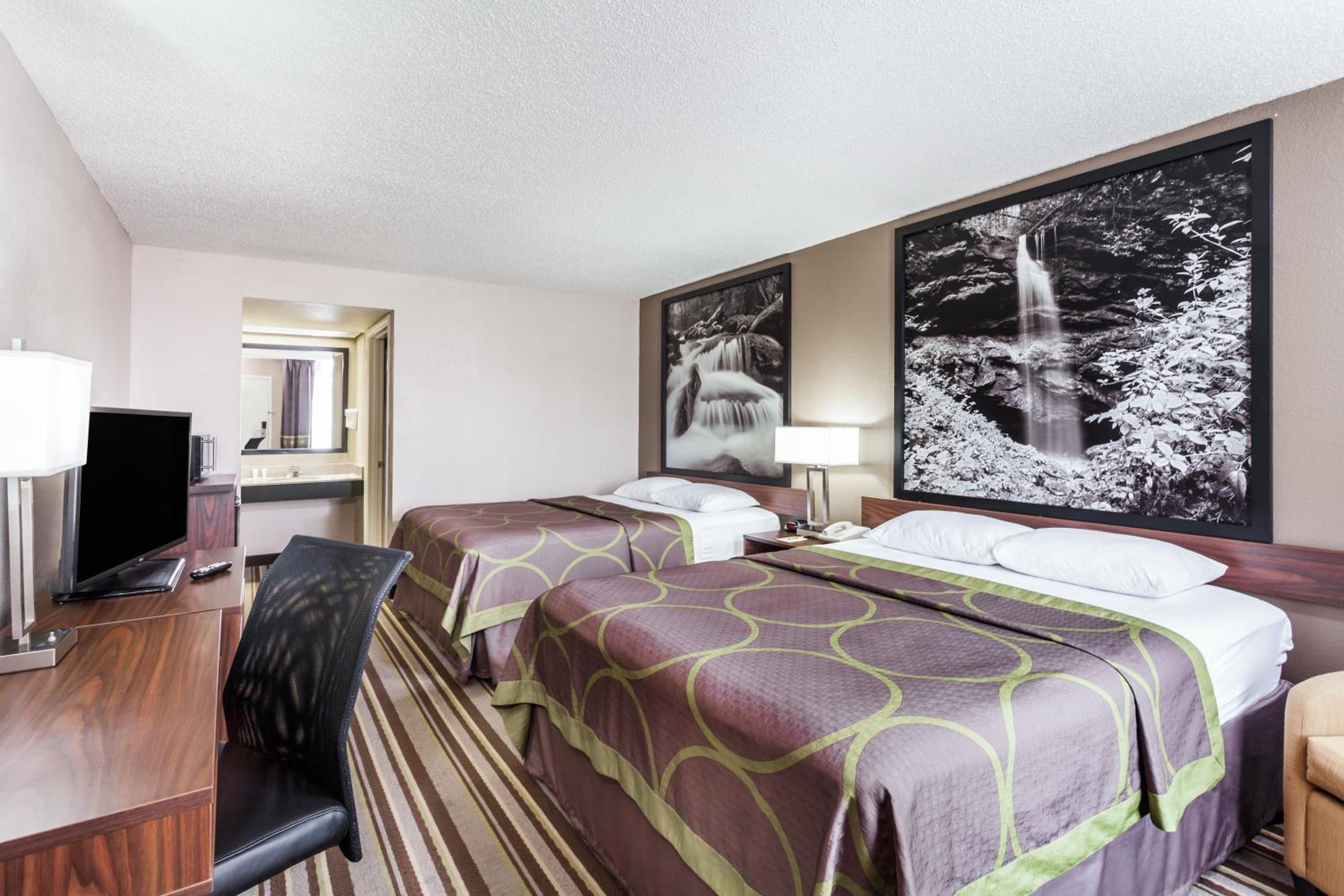 Standard Room with Two Queen Beds - Photo 1