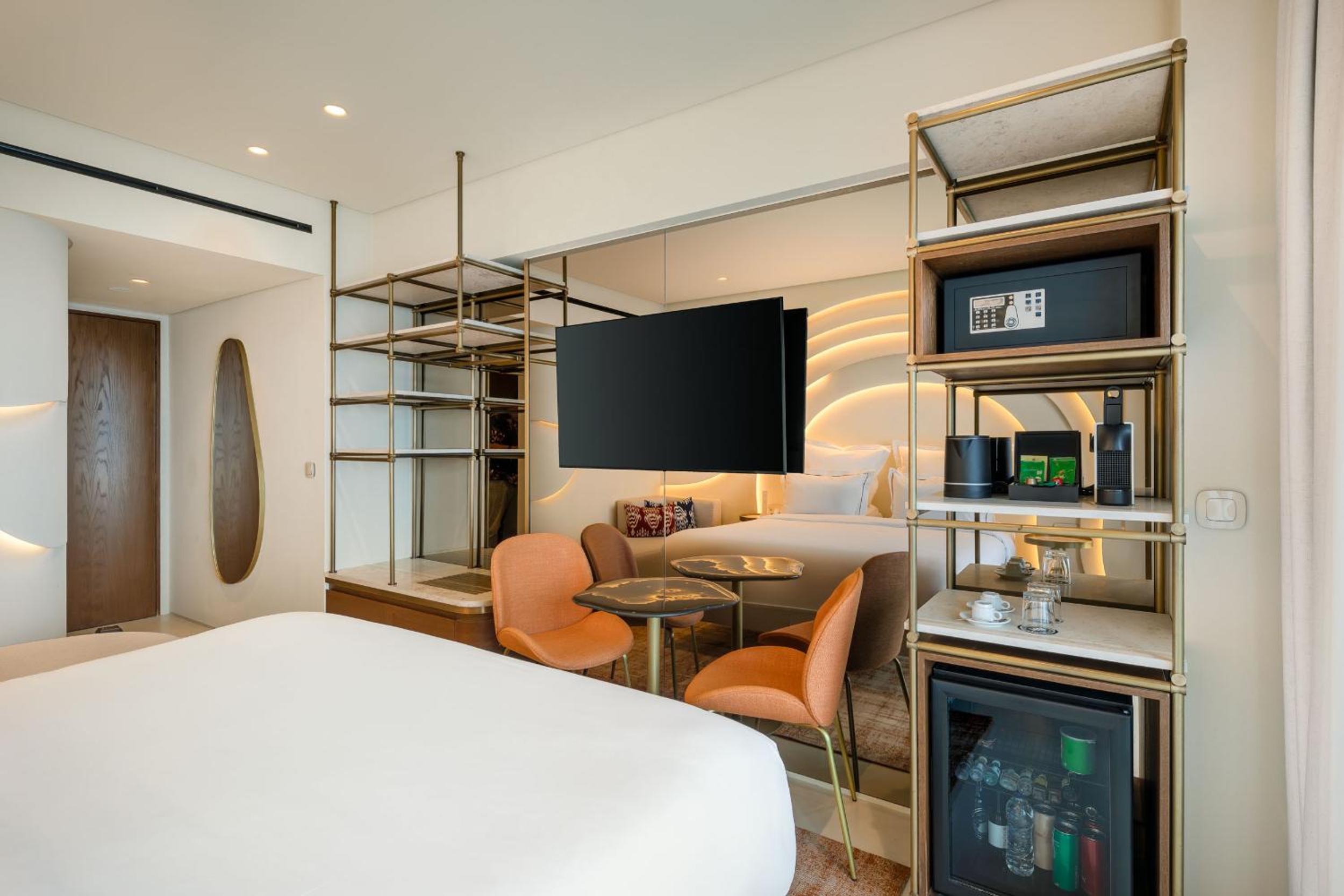 Classic King Room with Sea View - Photo 3
