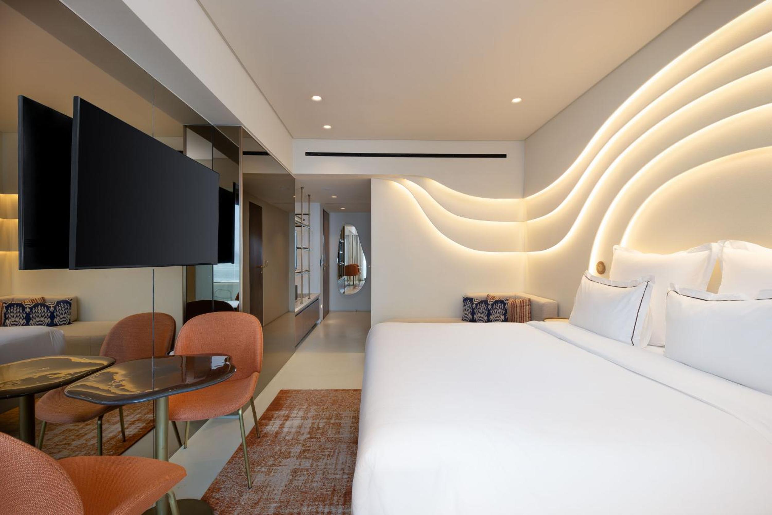 Deluxe King Room with Sea View - Photo 6