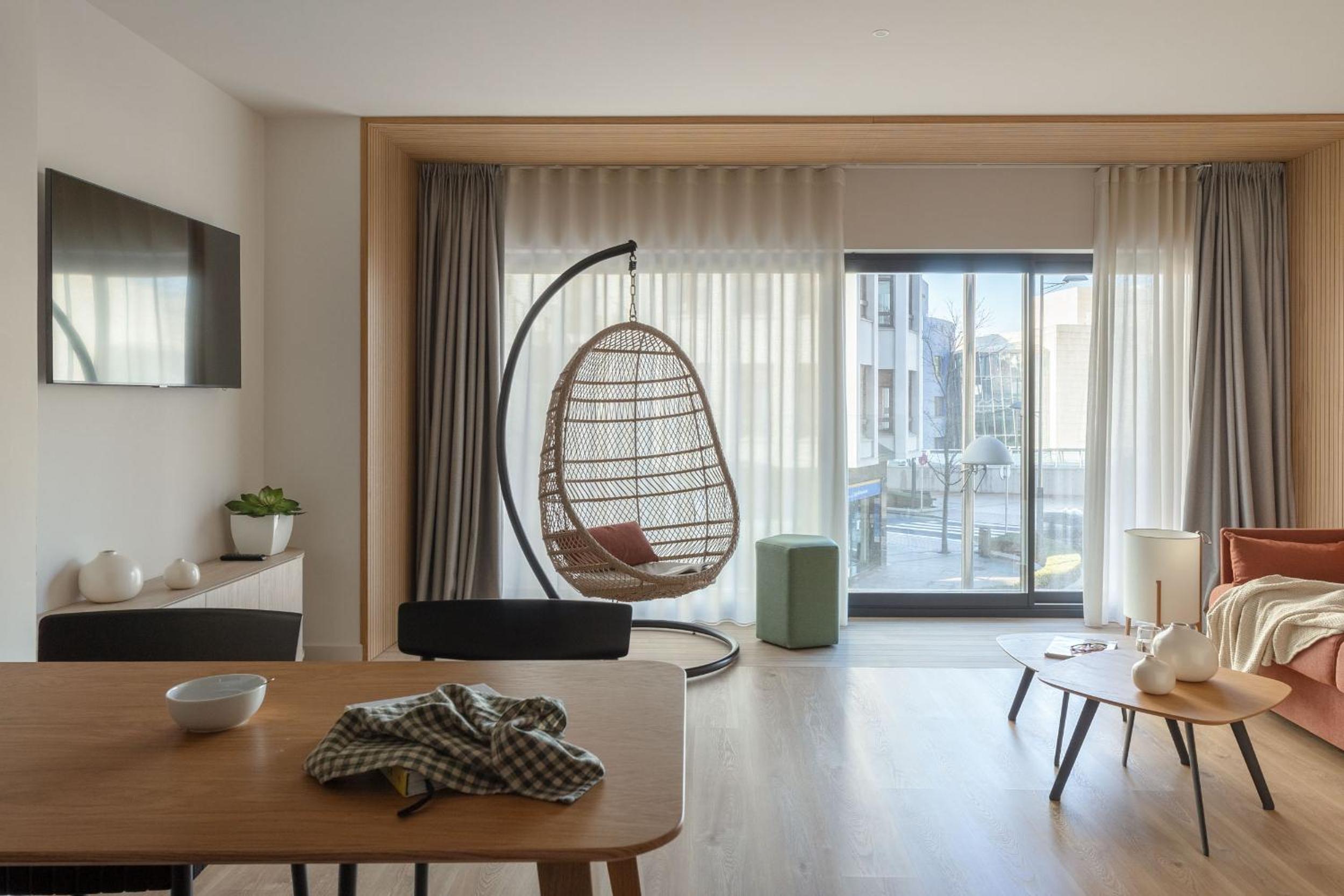 One-Bedroom Apartment - Photo 2