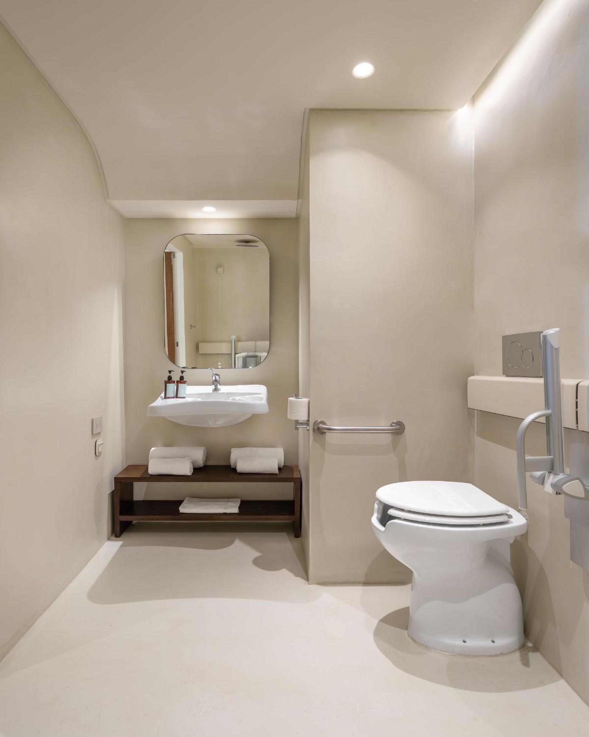 Classic King Room - Disability Access - Photo 11