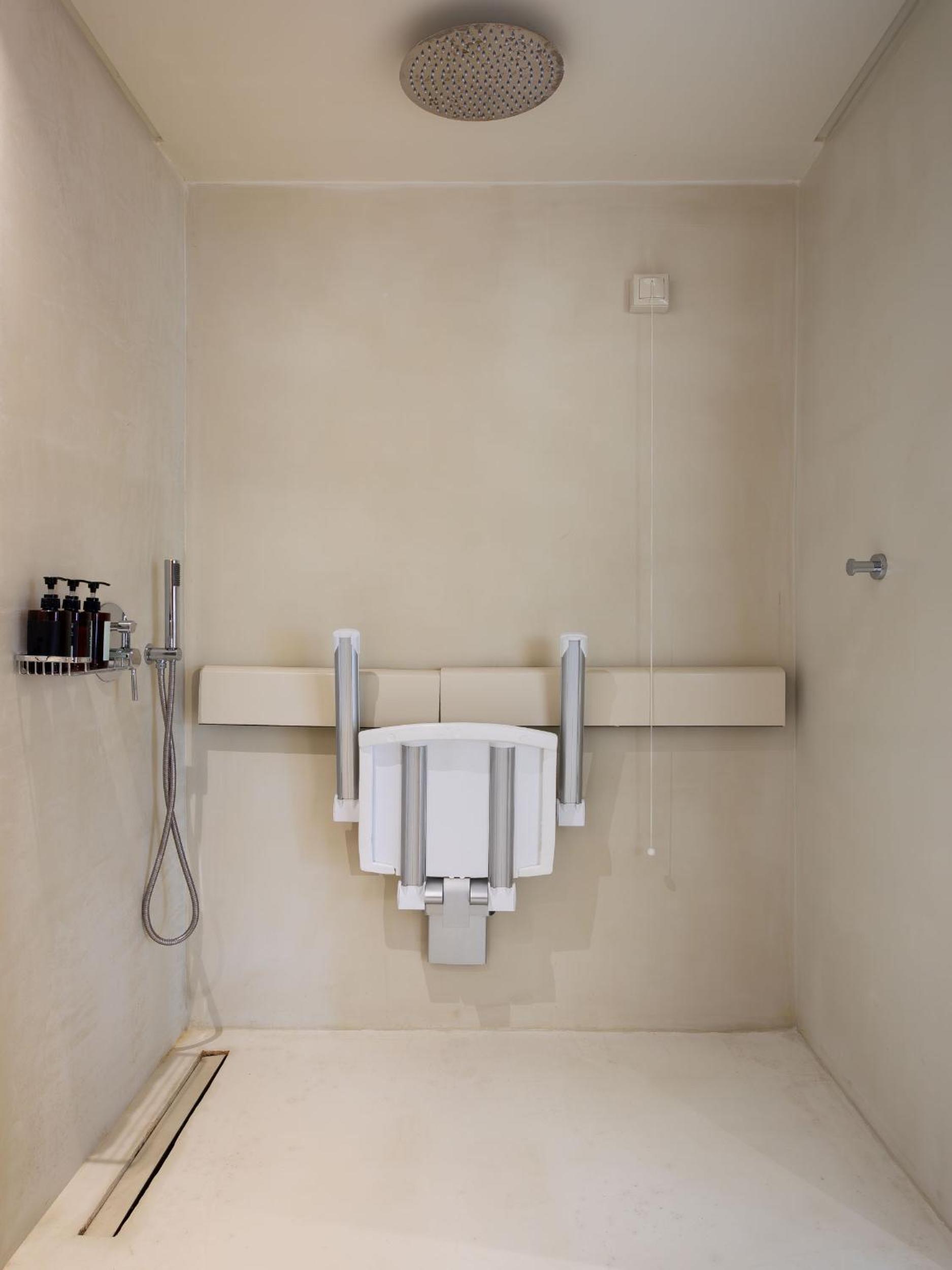 Classic King Room - Disability Access - Photo 12