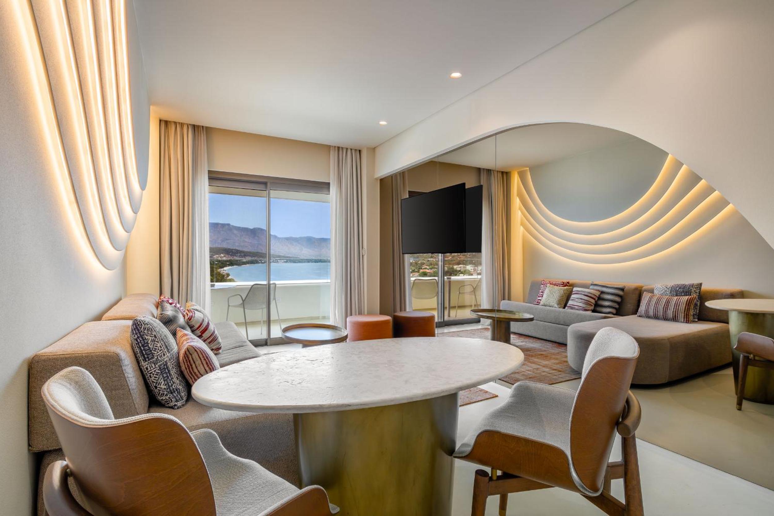 Deluxe King Suite with Sea View - Photo 8