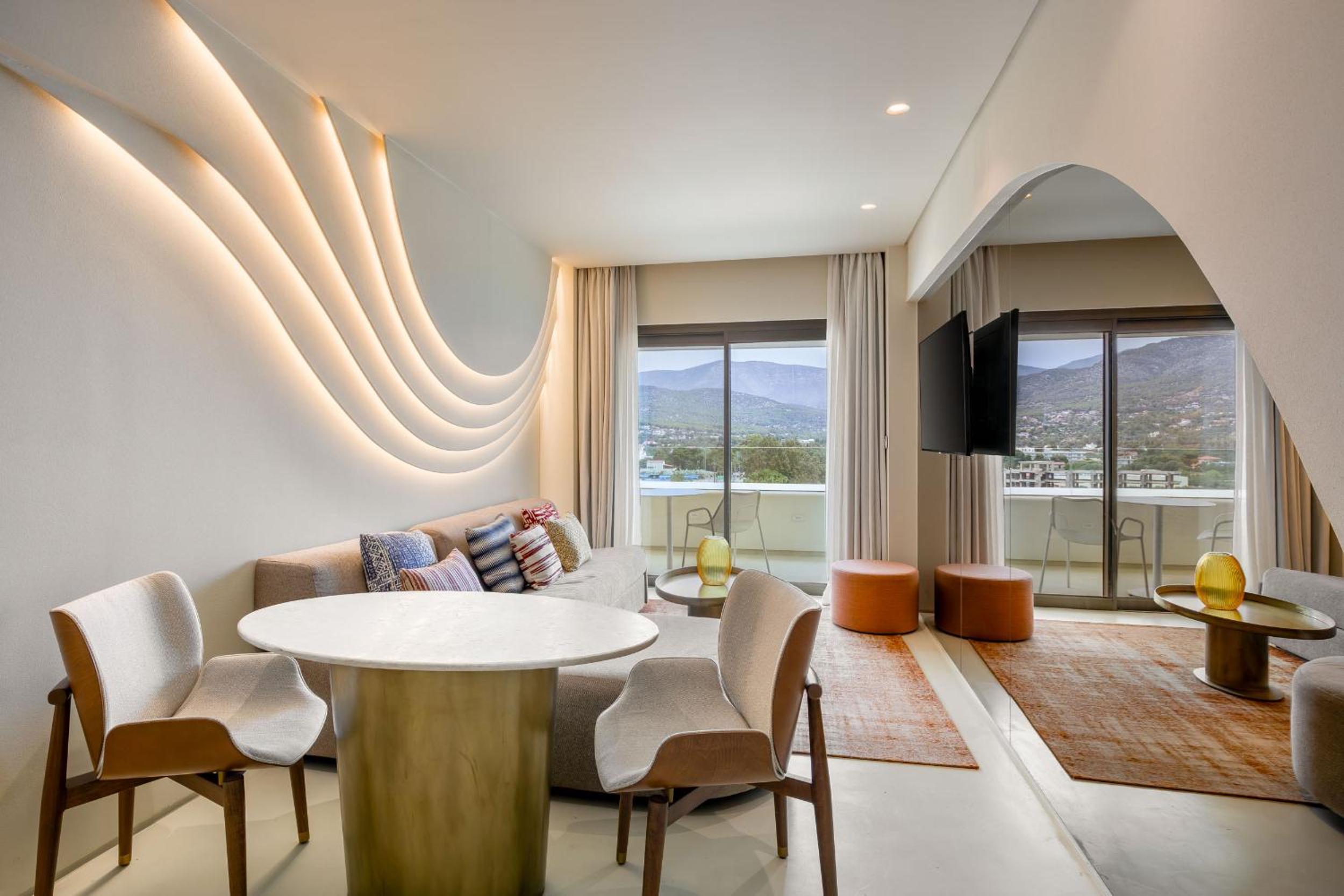 Deluxe King Suite with Sea View - Photo 9