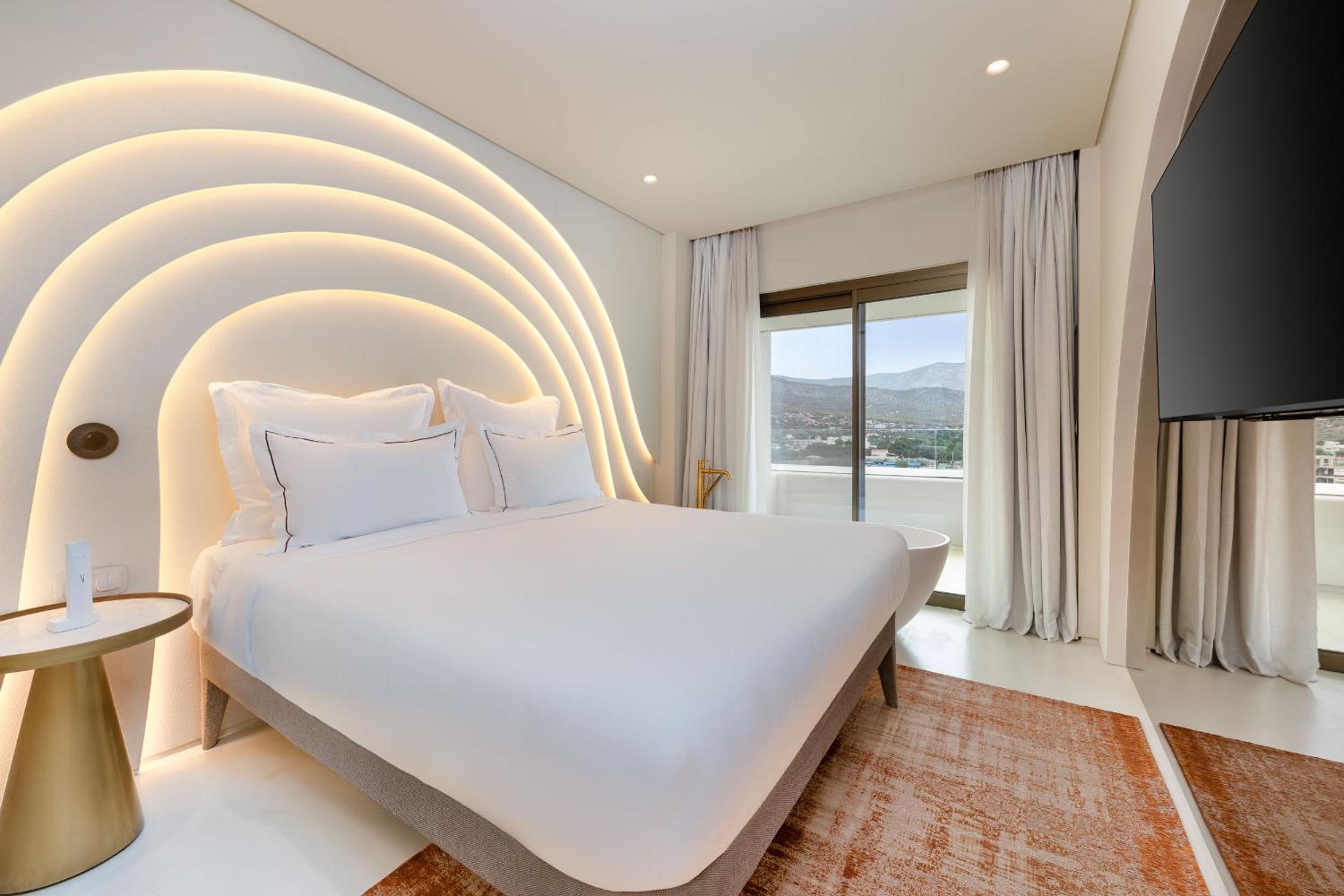 Deluxe King Suite with Sea View - Photo 3