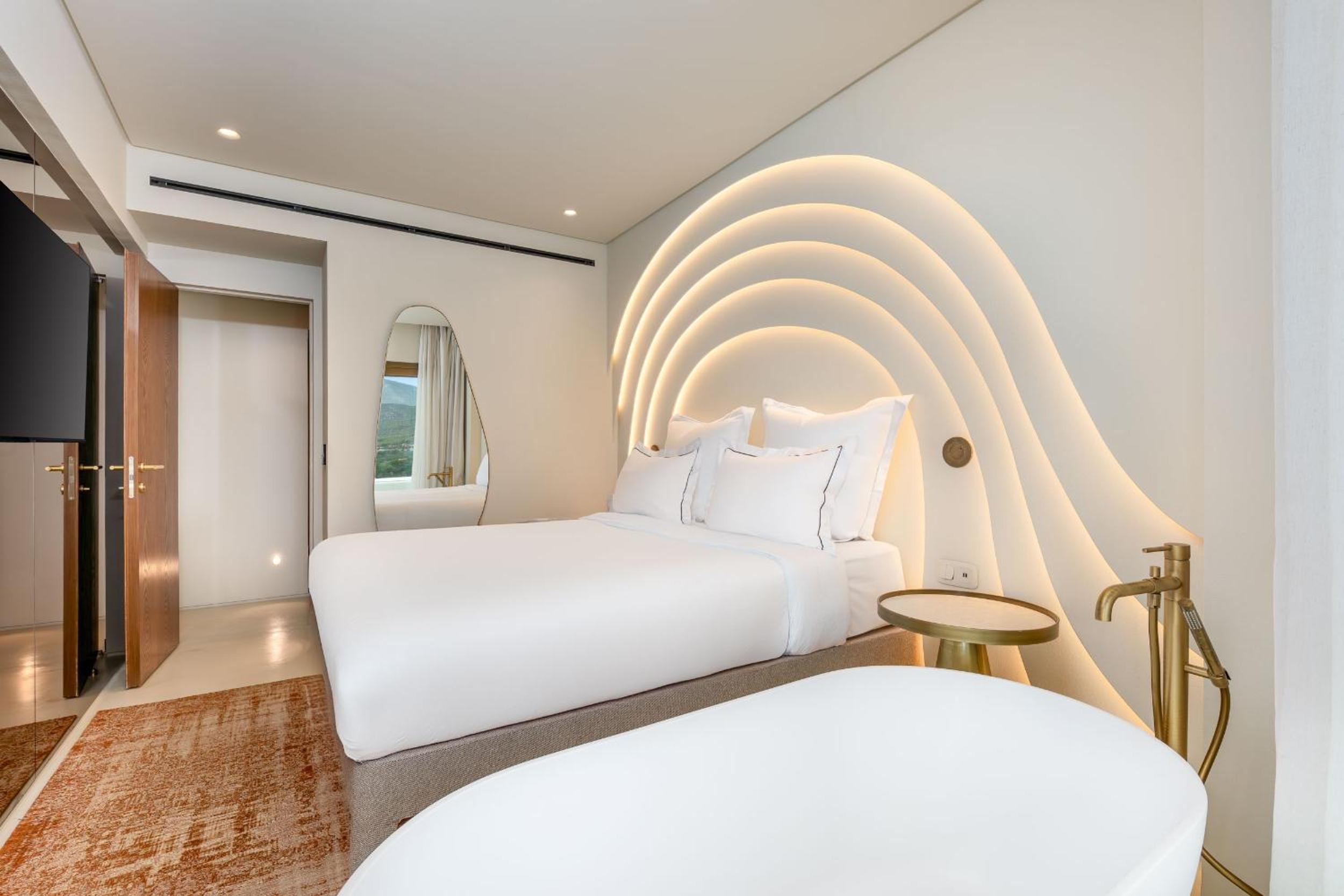 Deluxe King Suite with Sea View - Photo 2