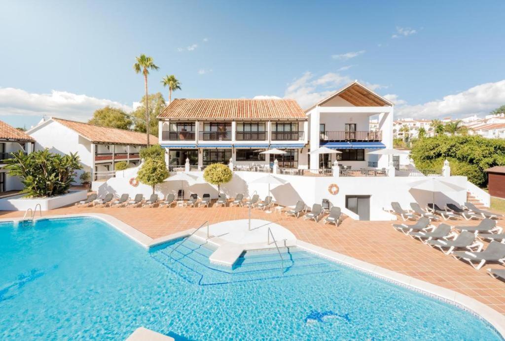 Superior Triple Room with Swimming Pool View - Photo 8