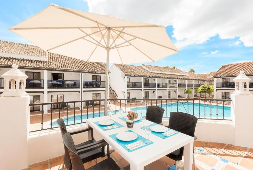 Superior Triple Room with Swimming Pool View - Photo 7