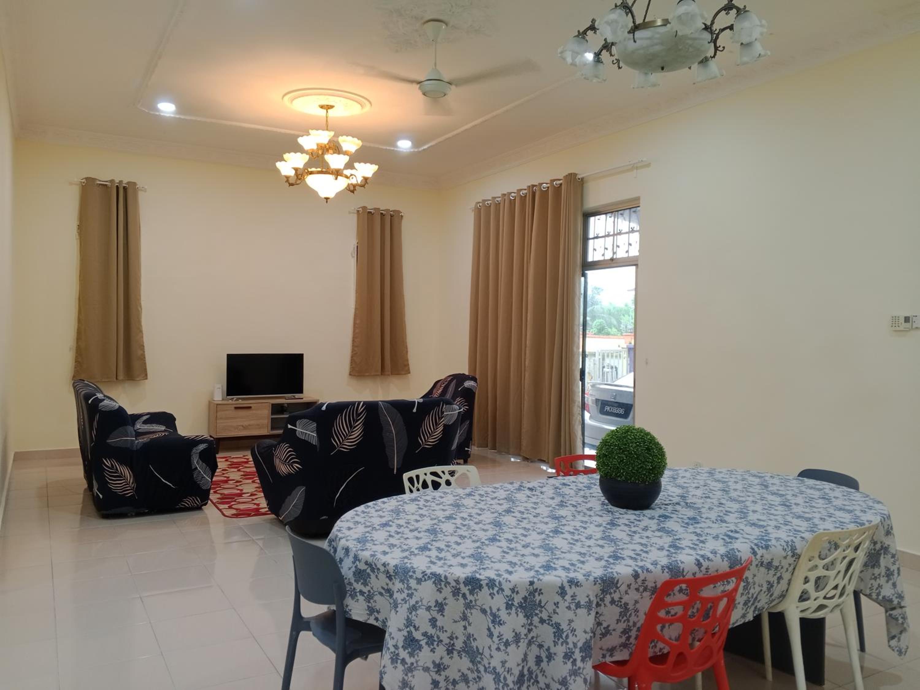 Six-Bedroom House photo 1