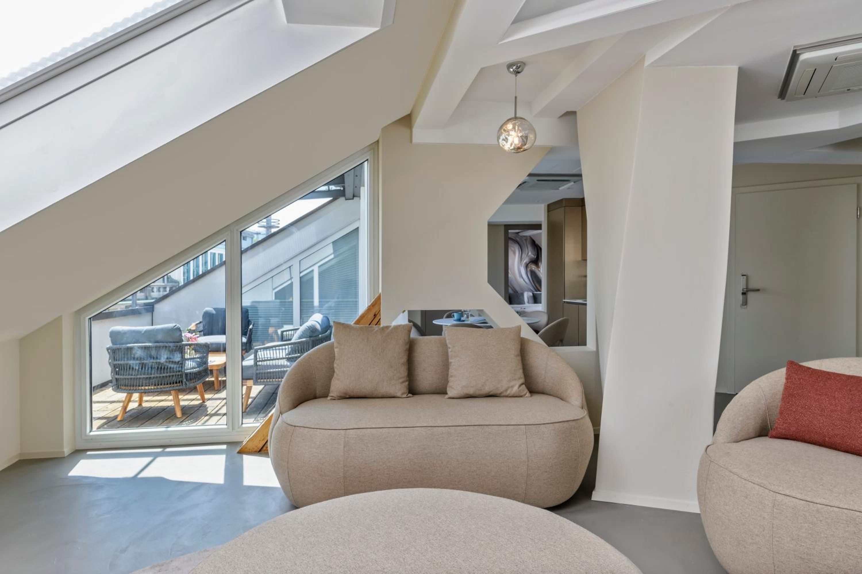 Top Floor Two Bedroom Apartment with Balcony and Kitchenette photo 1