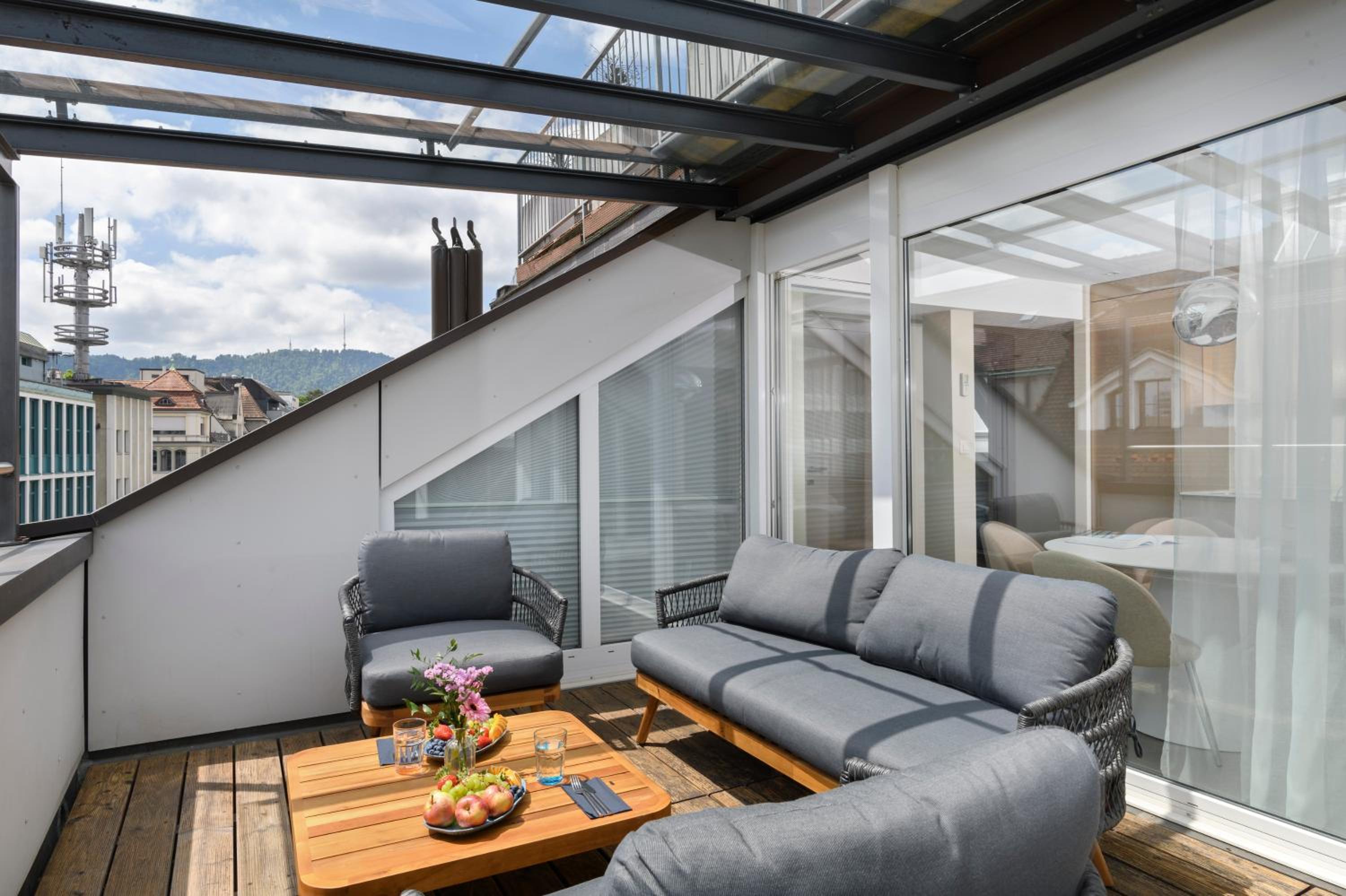Top Floor Two Bedroom Apartment with Balcony and Kitchenette photo 2