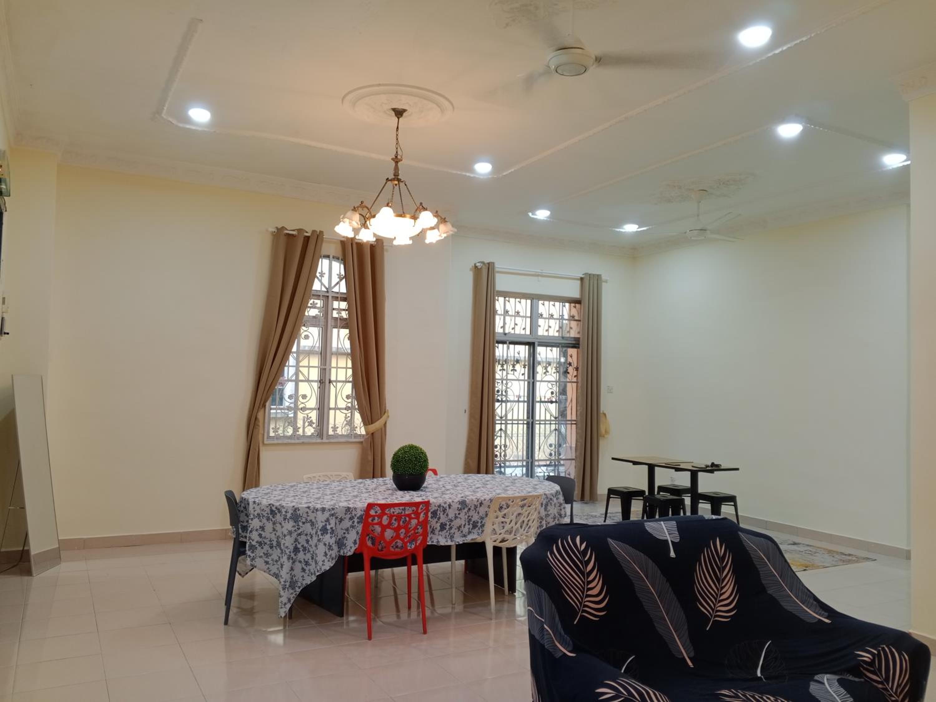 Six-Bedroom House photo 2