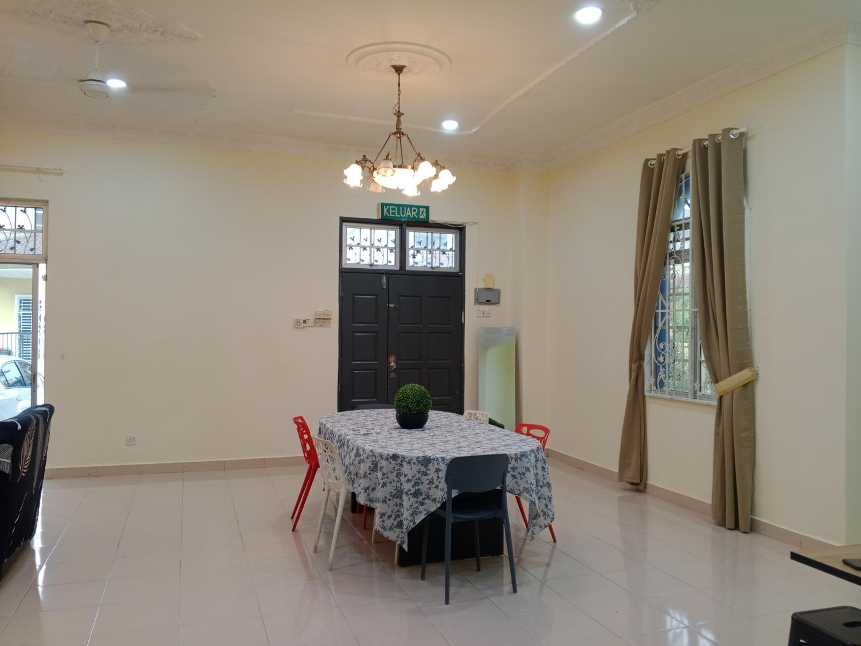 Six-Bedroom House photo 3
