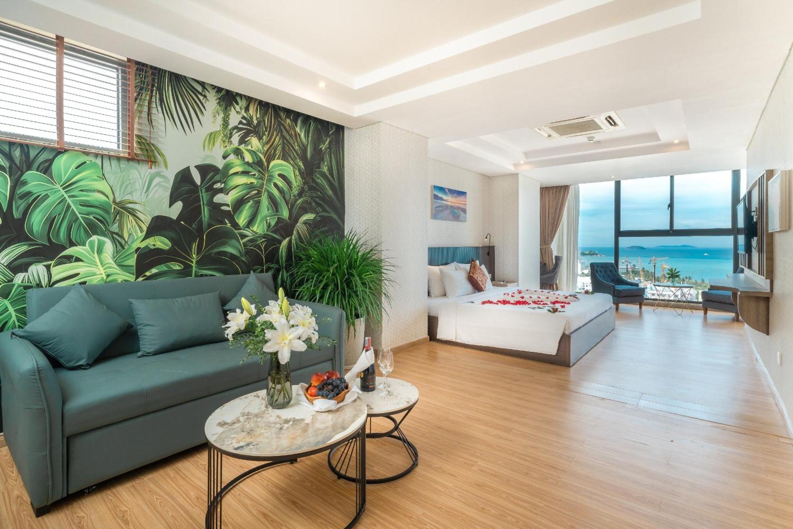 Suite Oceanfront View with Living Room