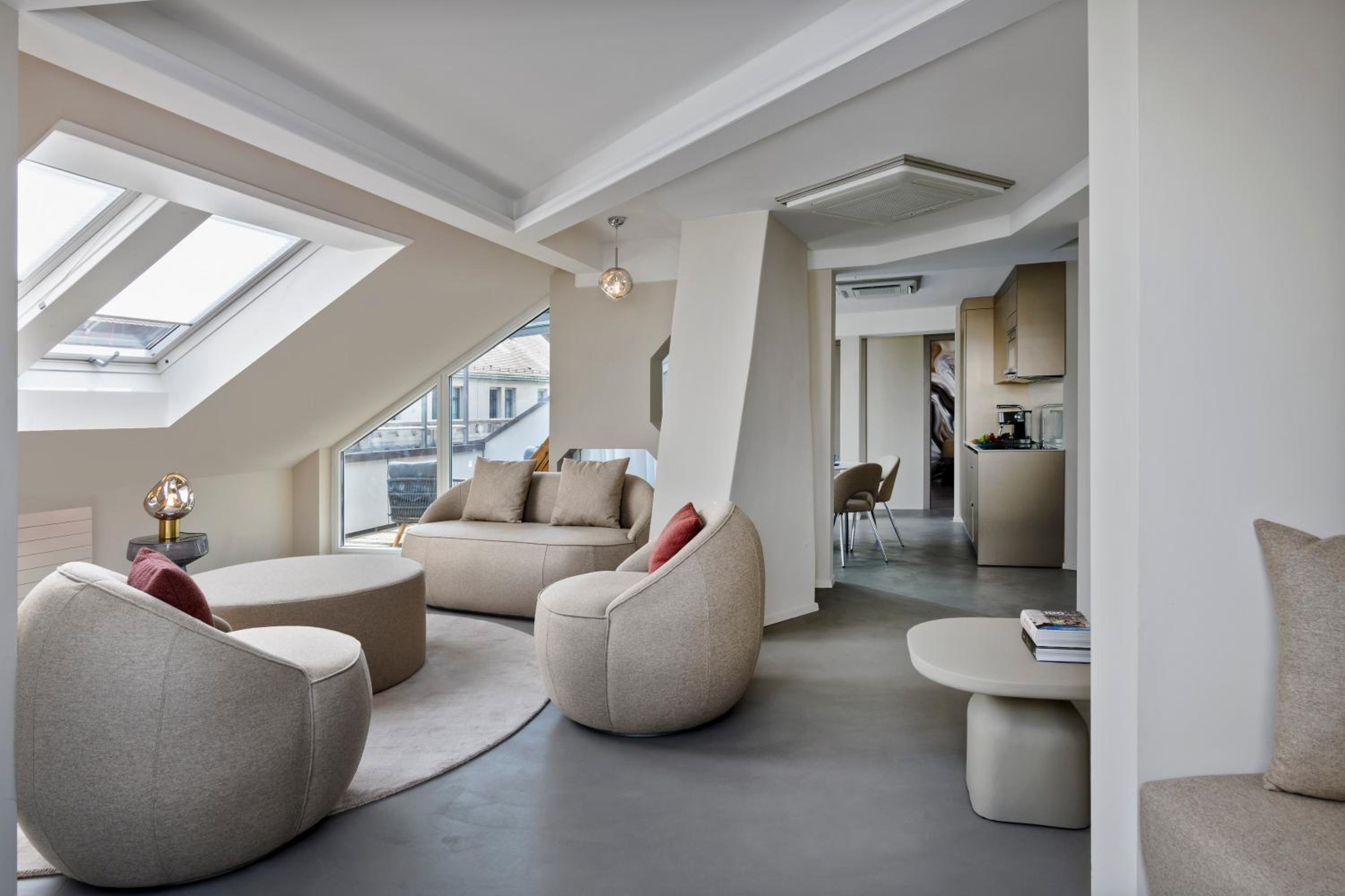 Top Floor Two Bedroom Apartment with Balcony and Kitchenette photo 3