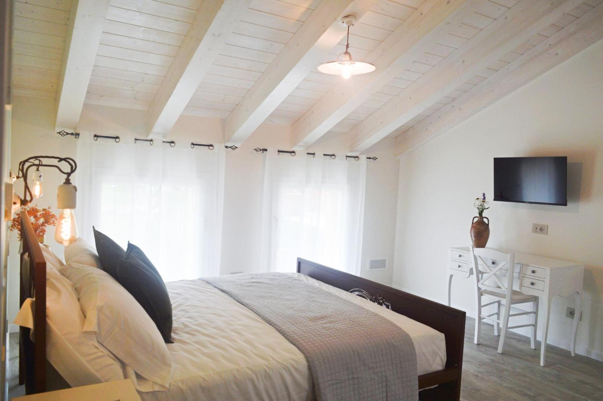 Queen Room with Pool View photo 3