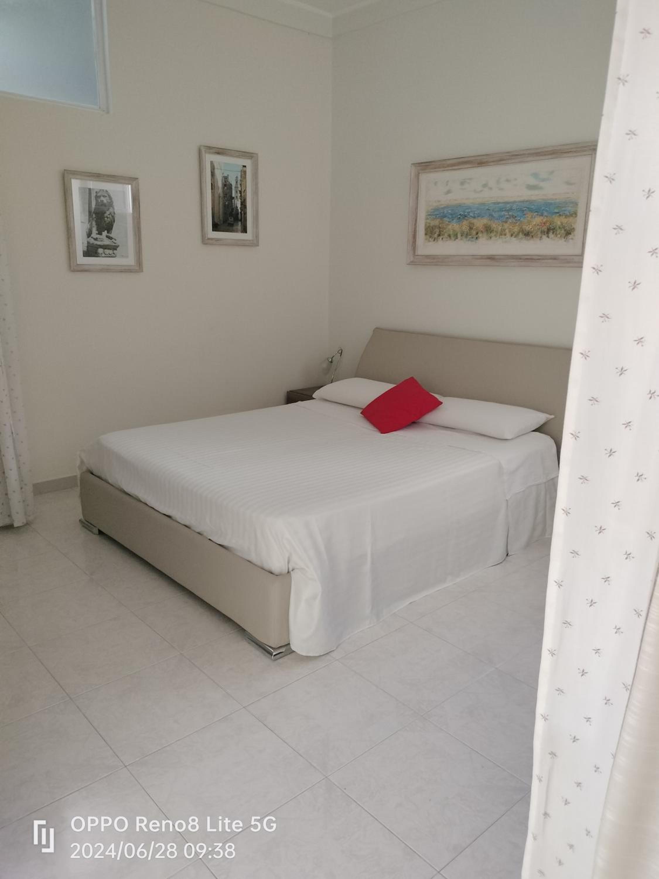 Two-Bedroom Deluxe Apartment with Balcony - Photo 14