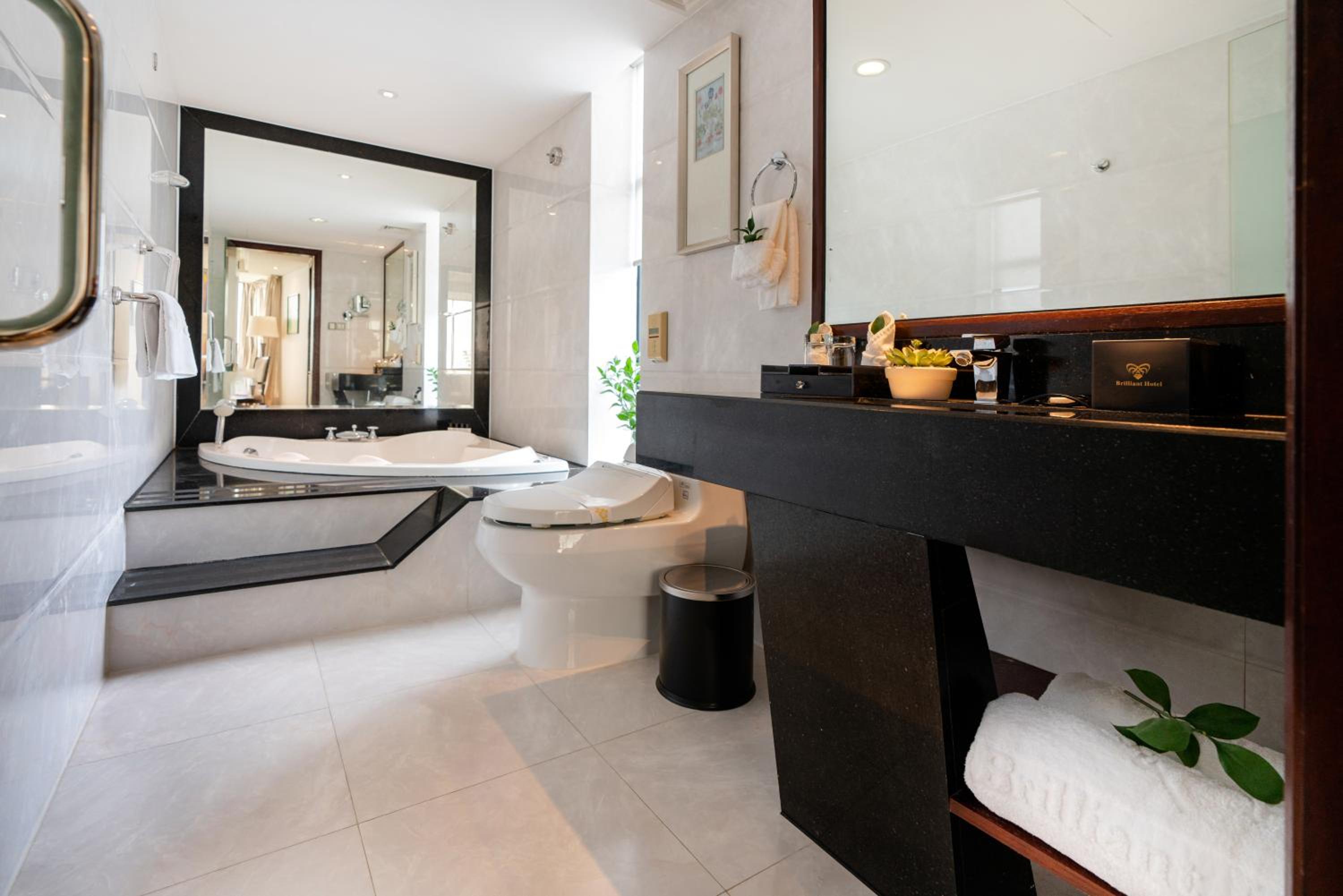 Grand Suite River View Double Room - One-way airport transfer & Afternoon Tea Included Once Per Stay - Photo 3