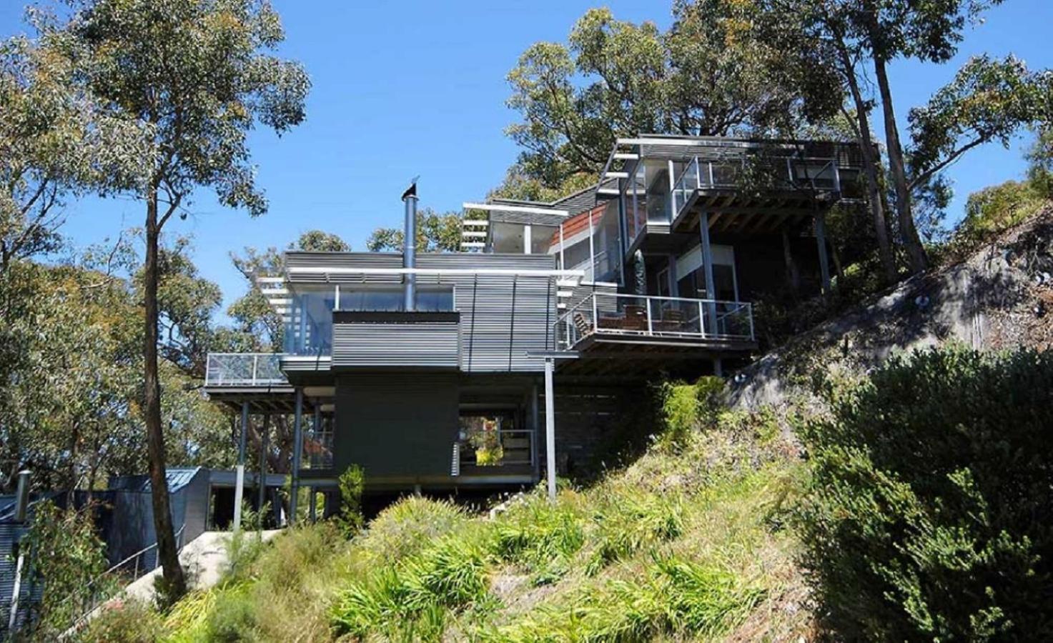 Three-Bedroom House photo 2