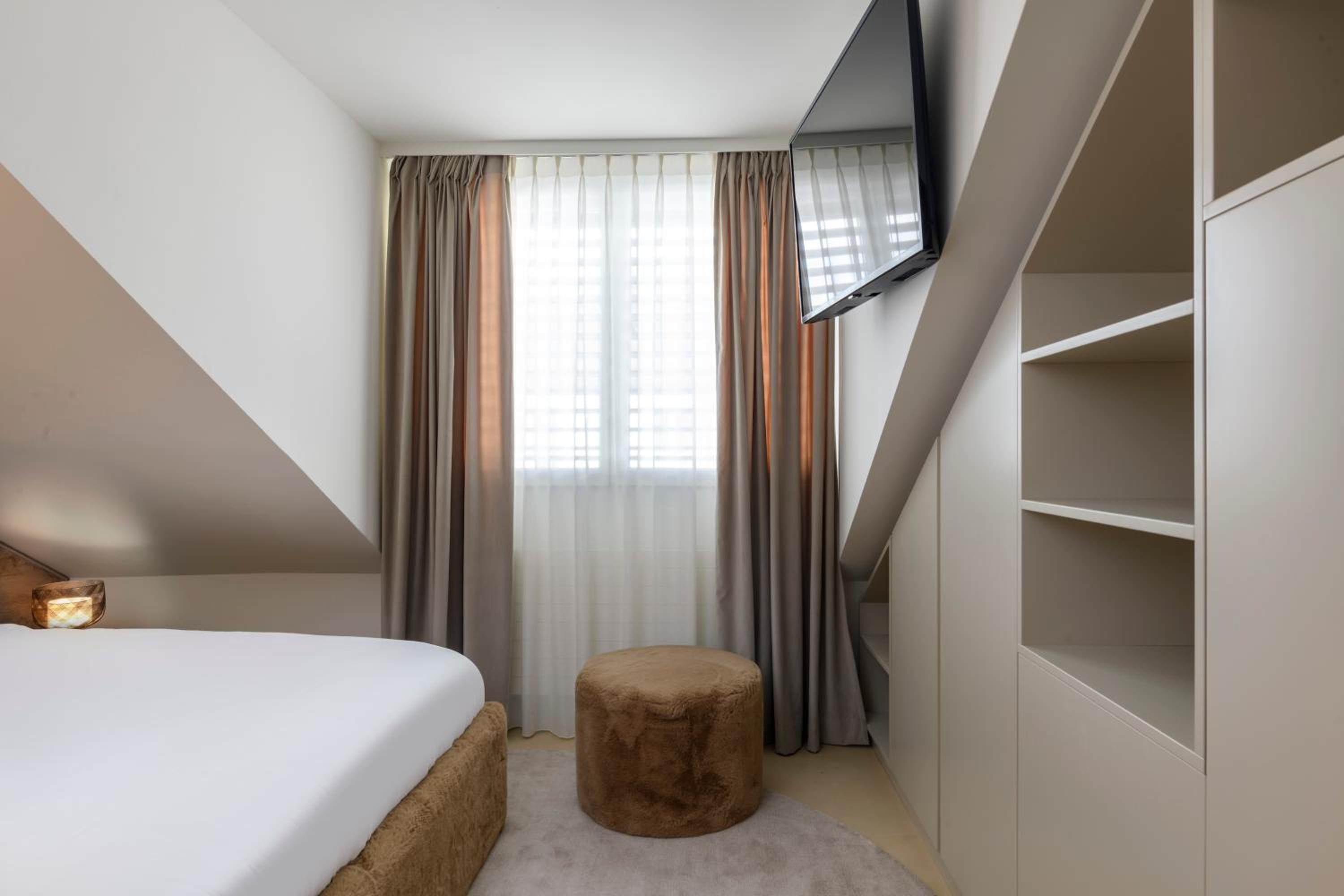 Top Floor Two-Bedroom Apartment with Kitchenette photo 2