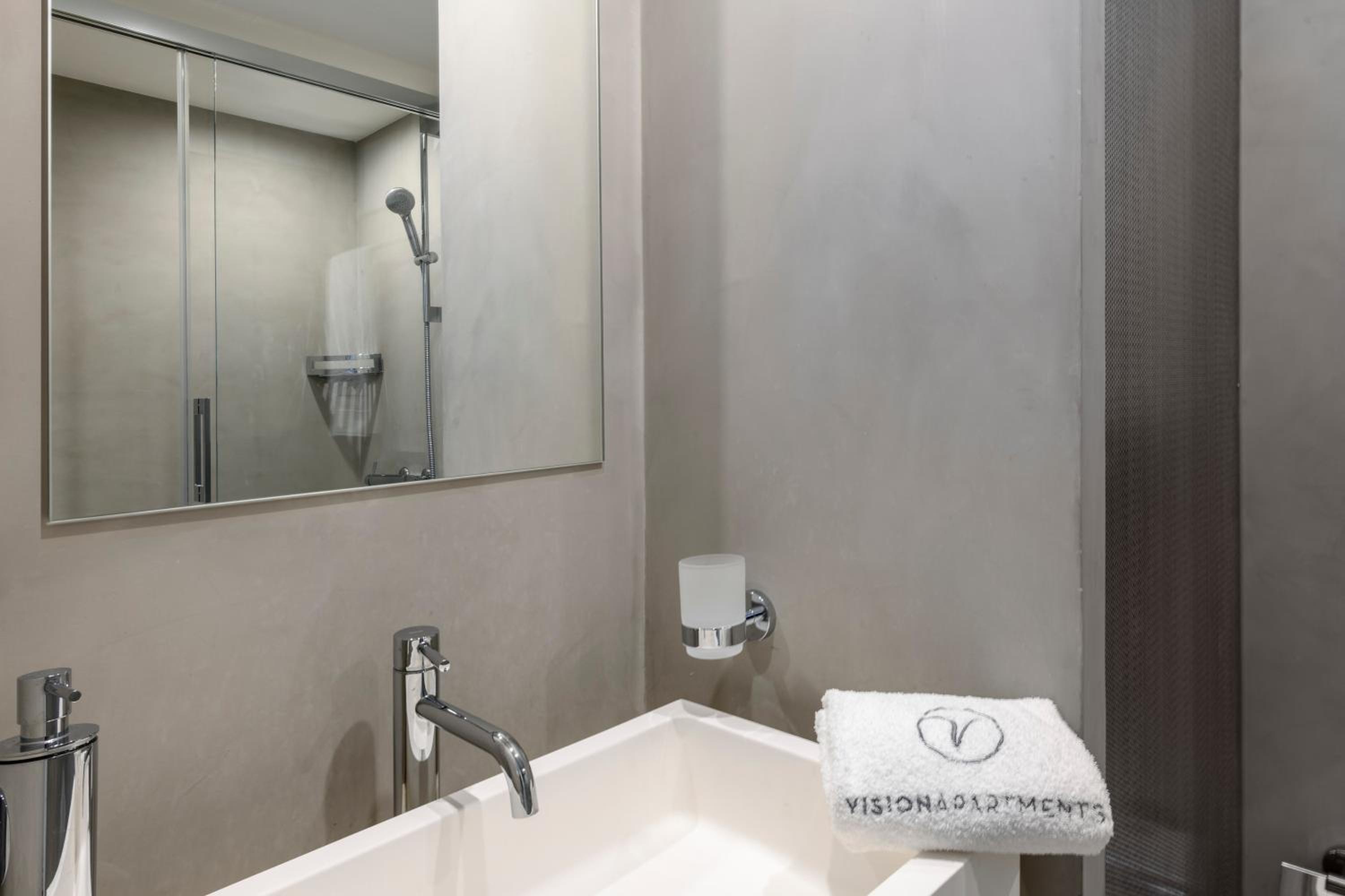 Top Floor Two-Bedroom Apartment with Kitchenette photo 3