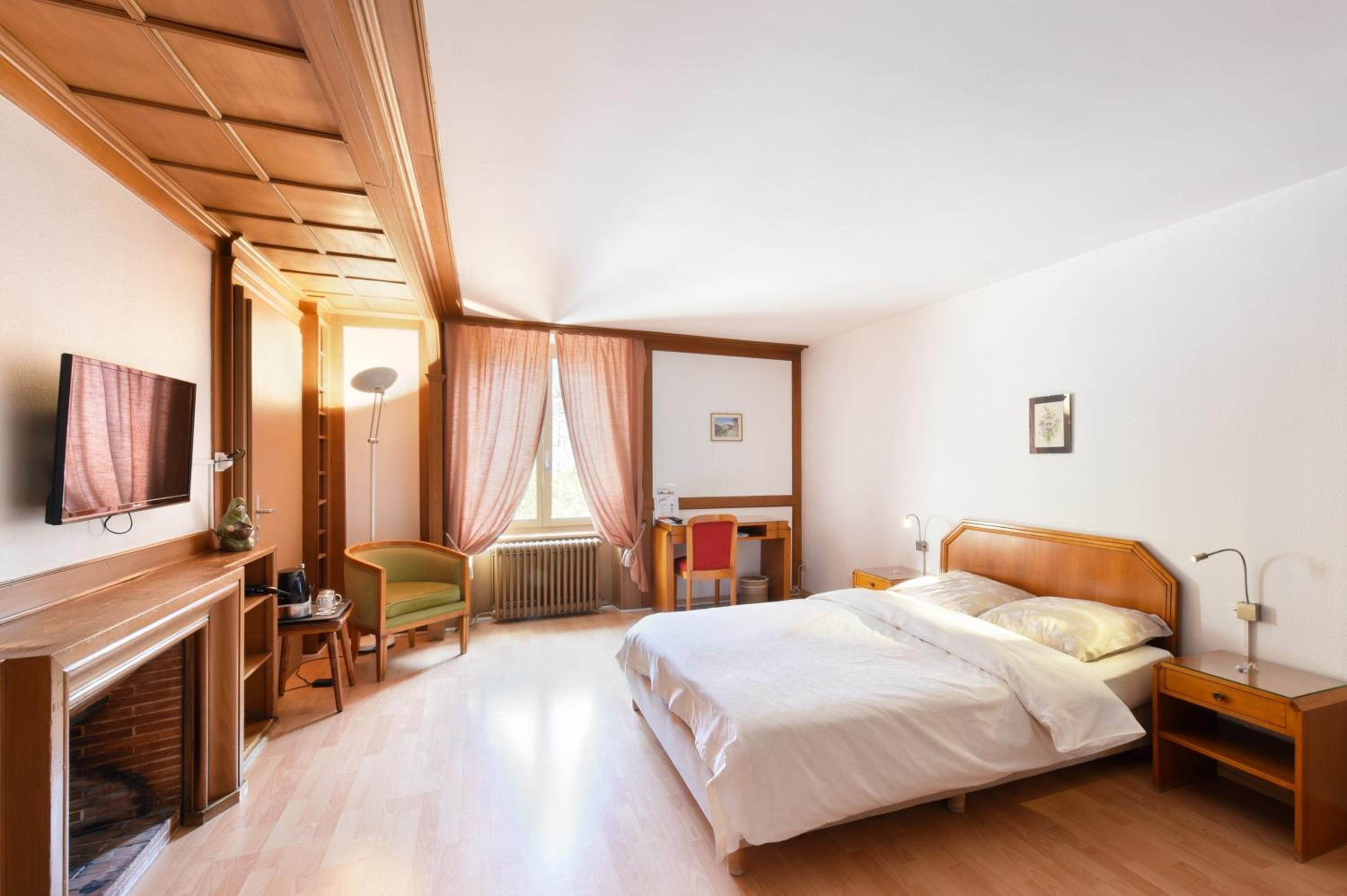 Double room with large bed photo 2