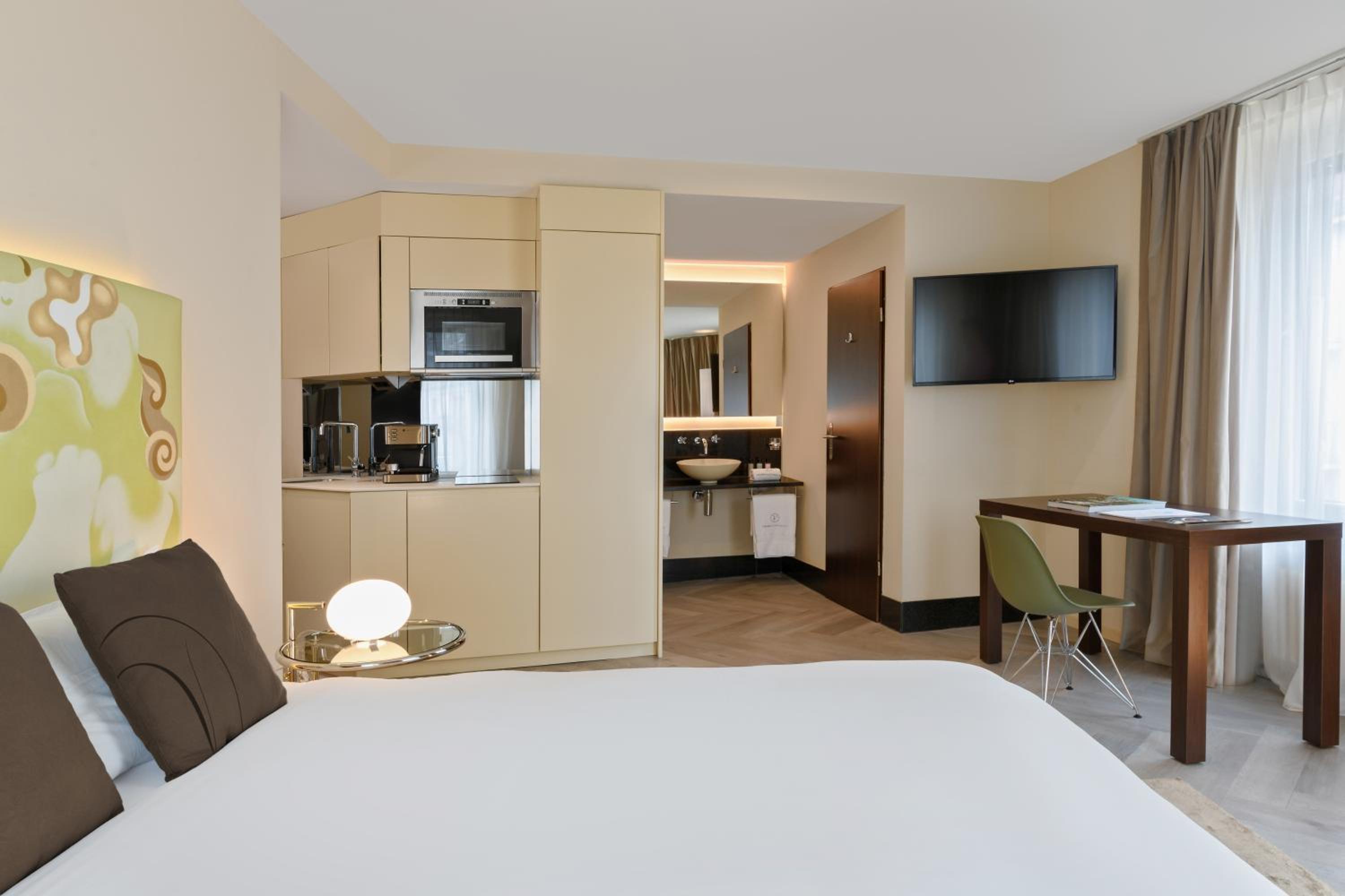 Senior Studio with Balcony and Kitchenette photo 2