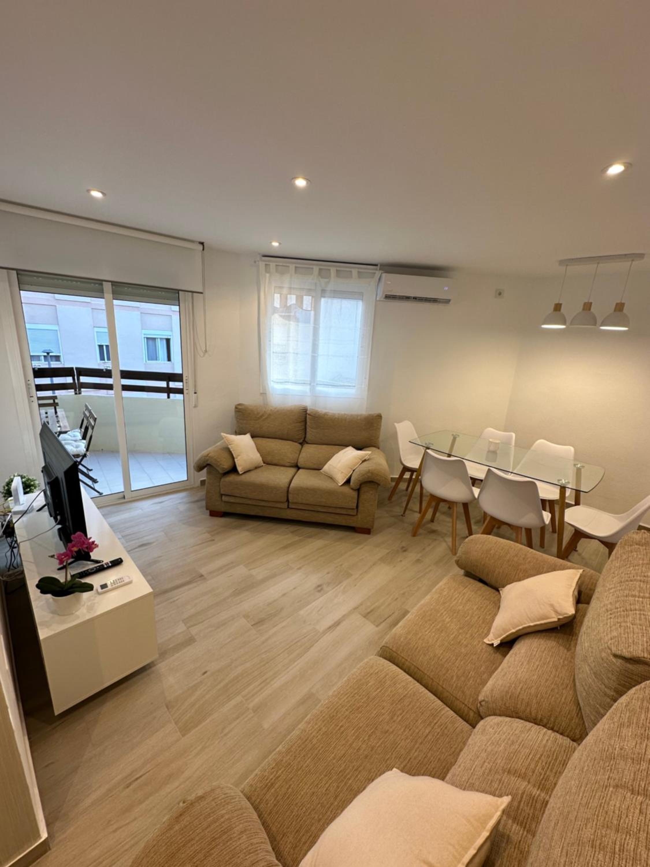 Apartamento de tres habitaciones con balcón