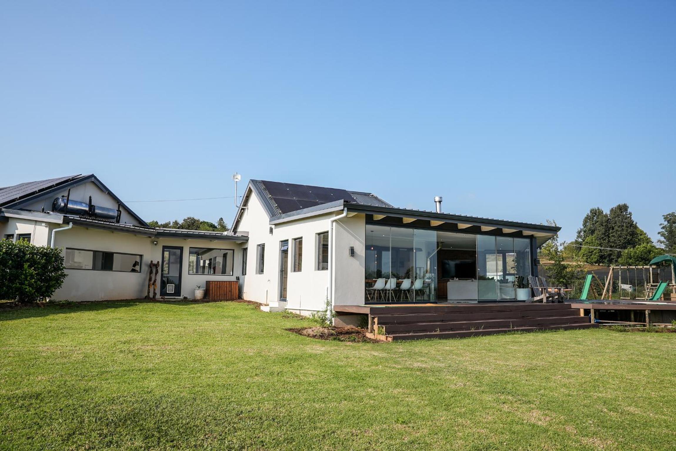 Three-Bedroom House photo 2