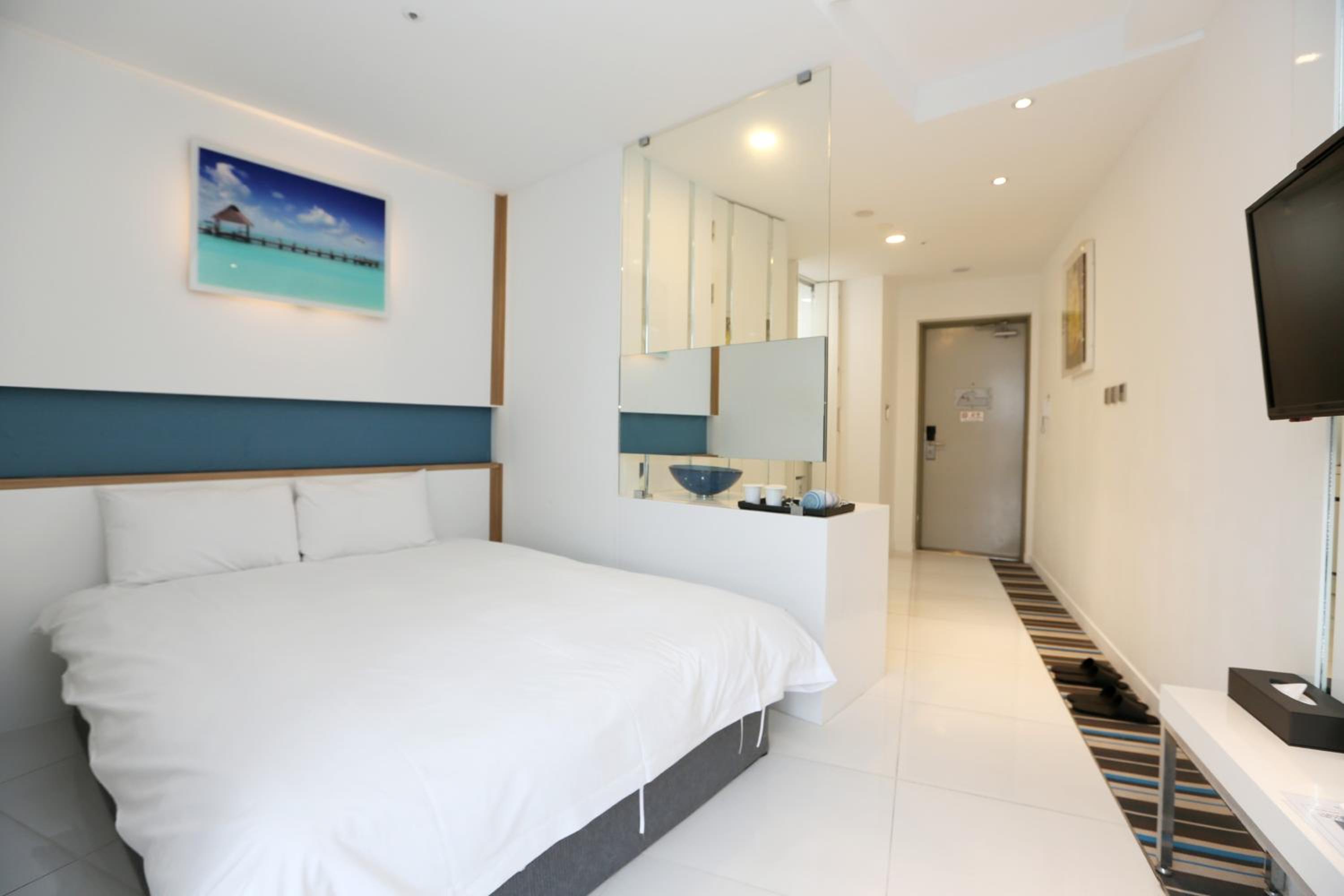 Double Room with Corner Side No Balcony (Including a cup of Americano) photo 3