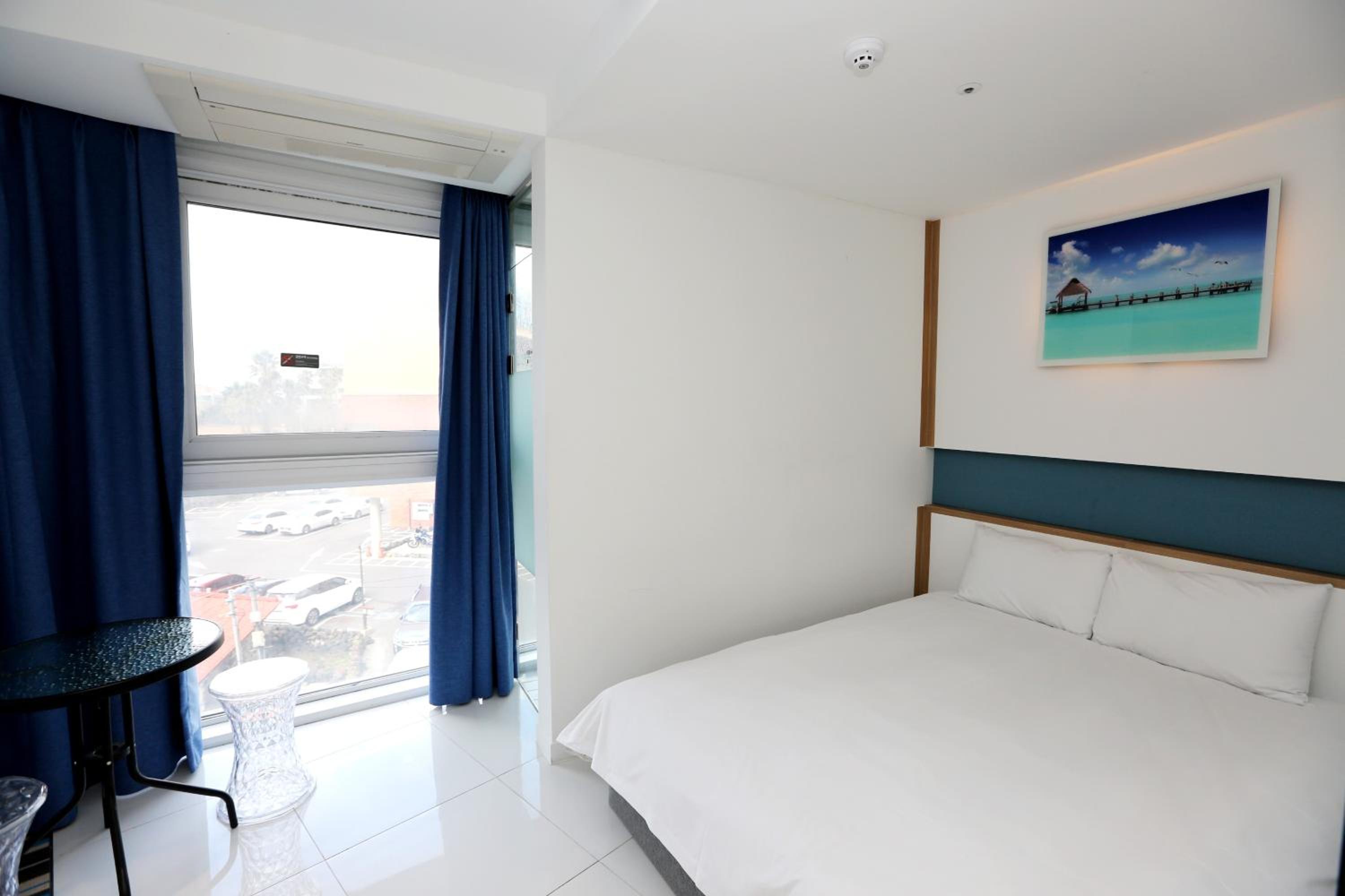 Double Room with Corner Side No Balcony (Including a cup of Americano) photo 2