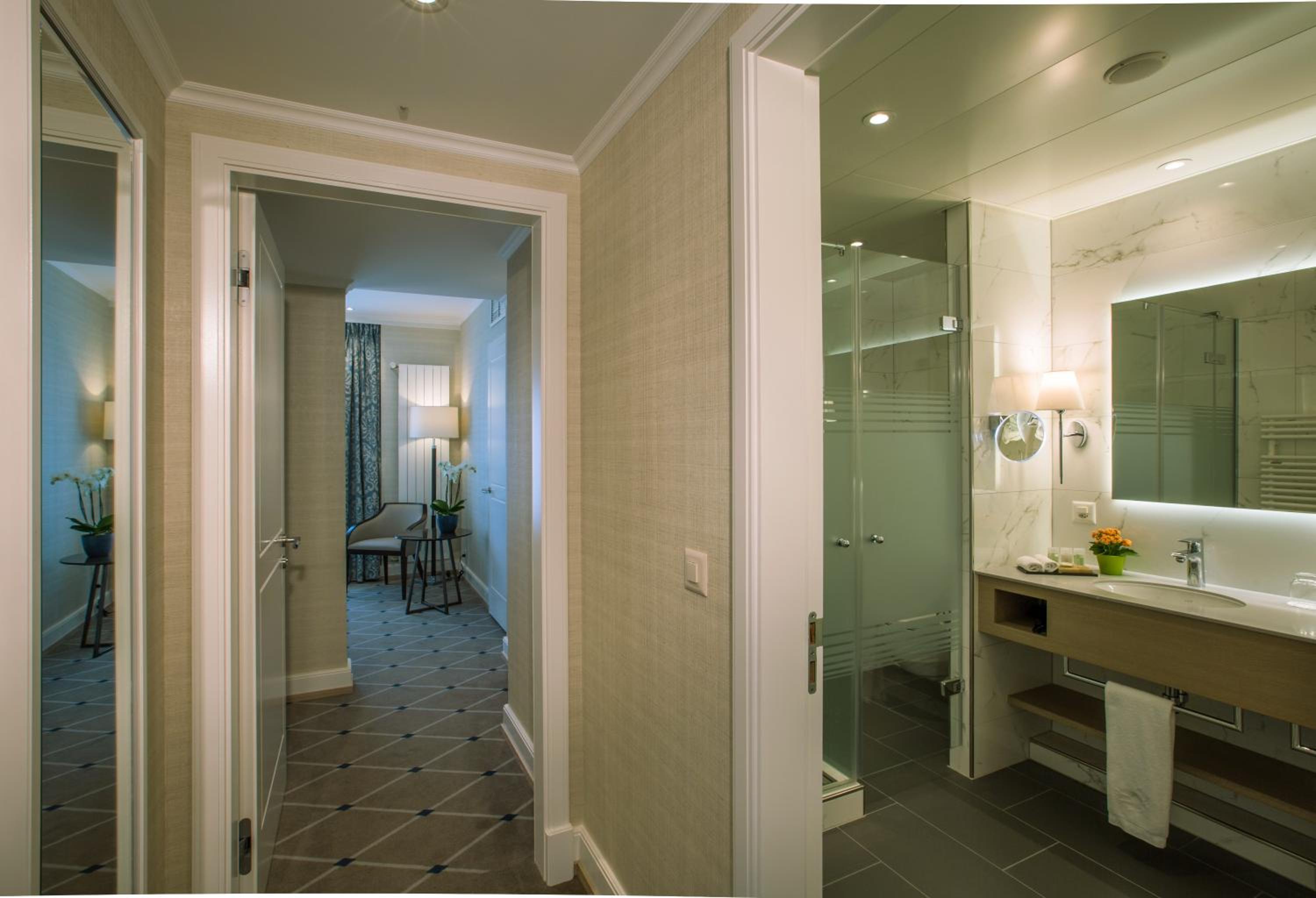 Suite with Lake View