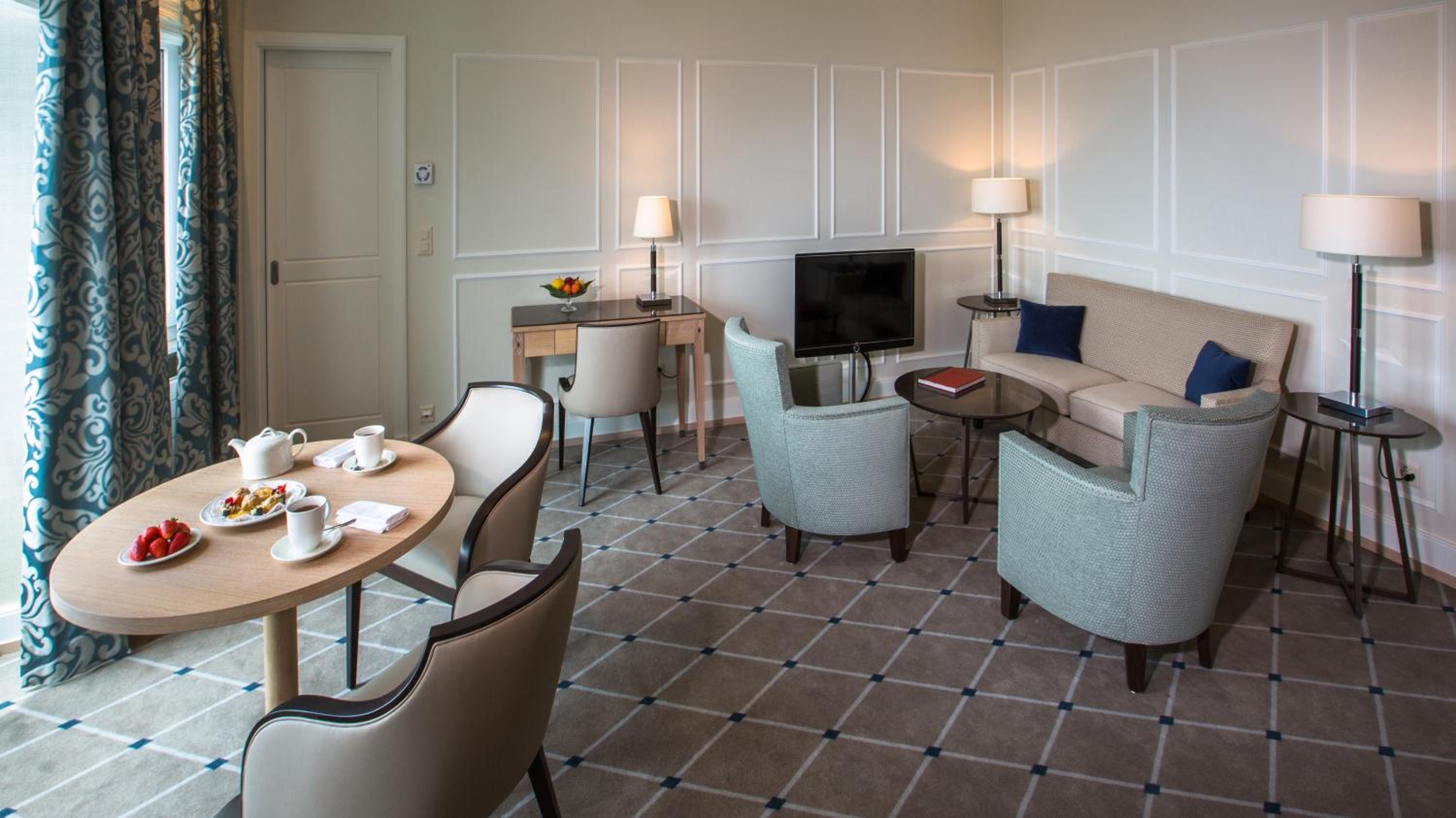 Suite with Lake View thumbnail 5
