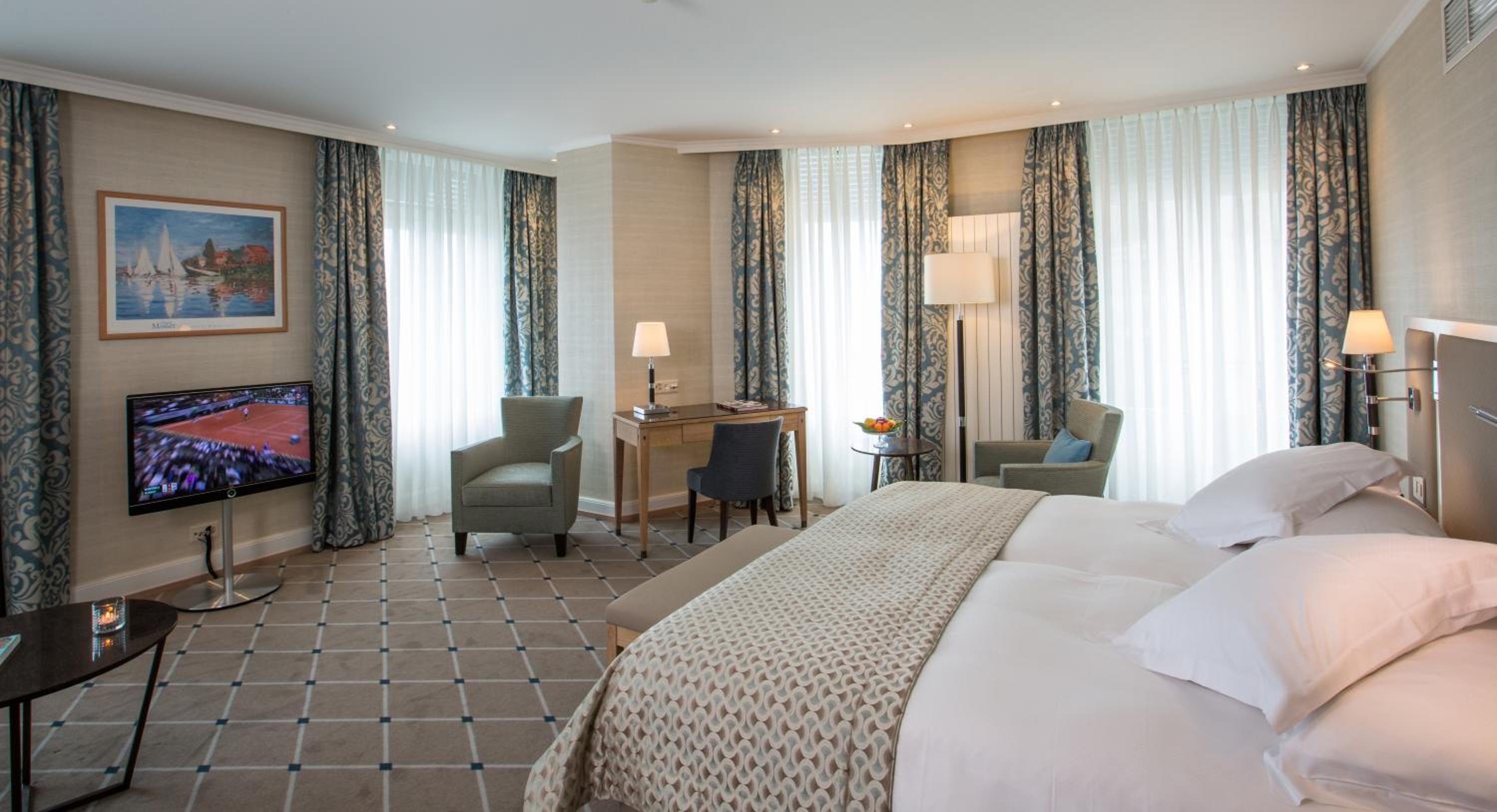 Suite with Lake View