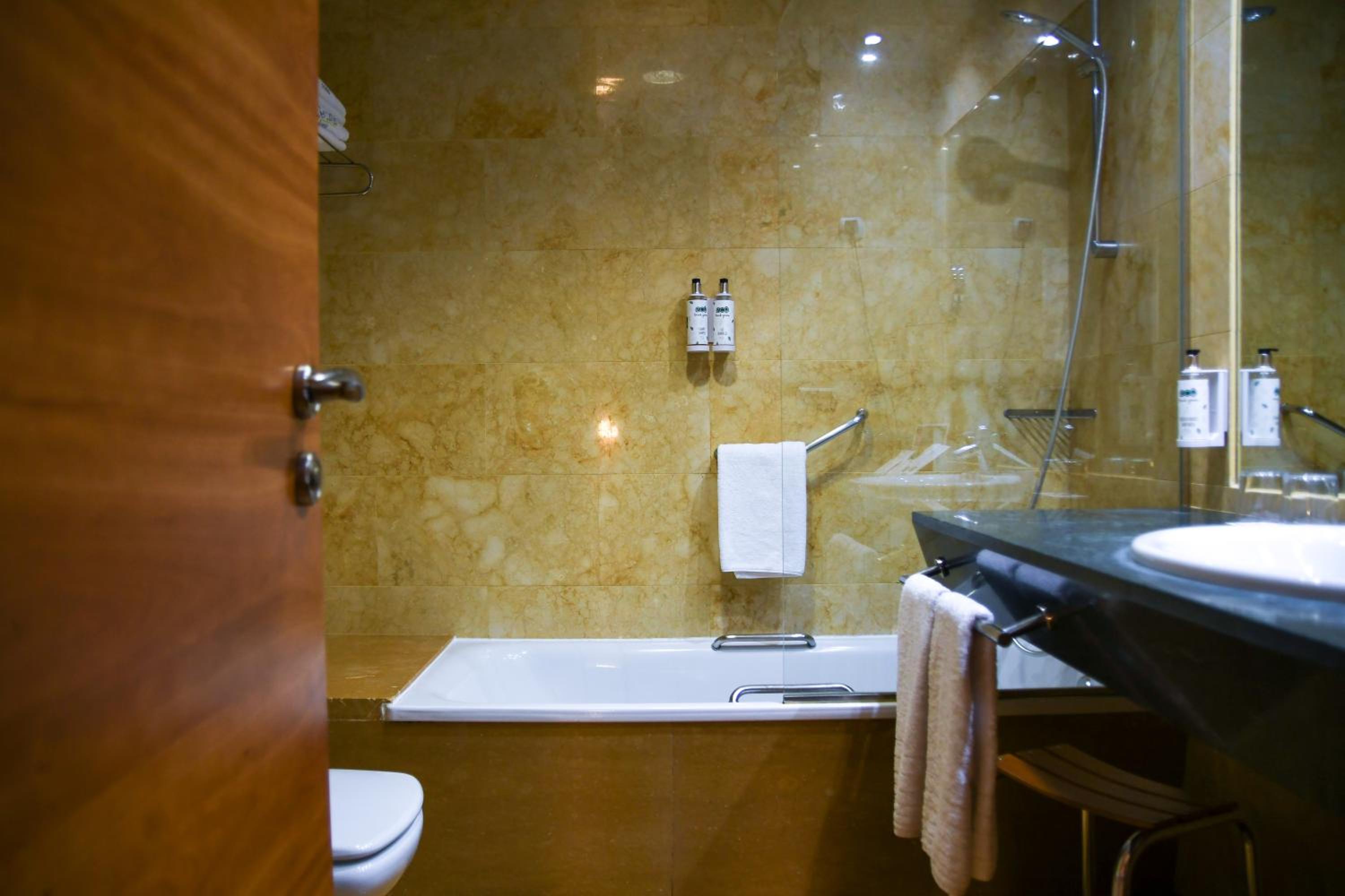 Double or Twin Room with Balcony - Photo 4