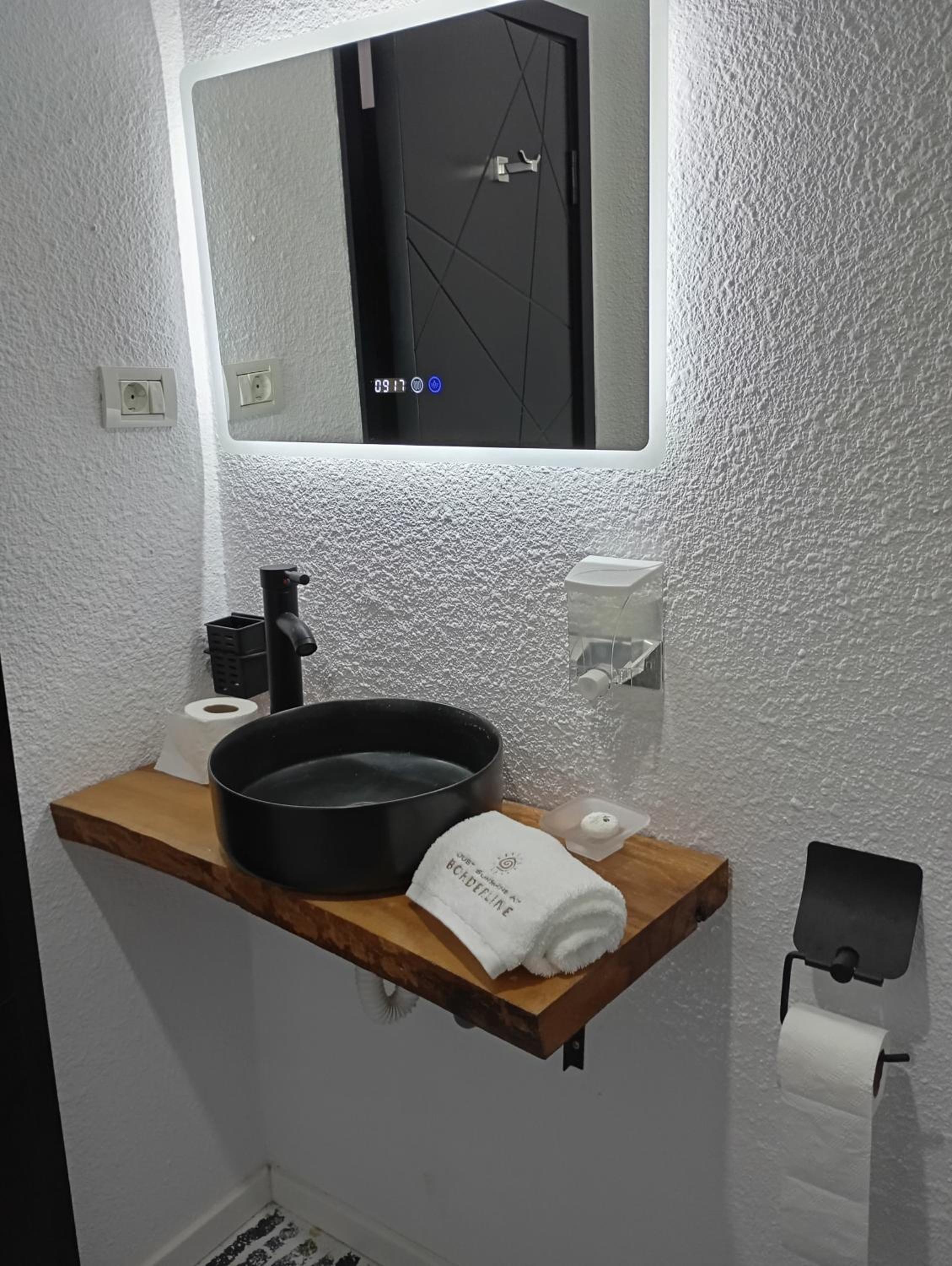 Family Room with Private Bathroom photo 2