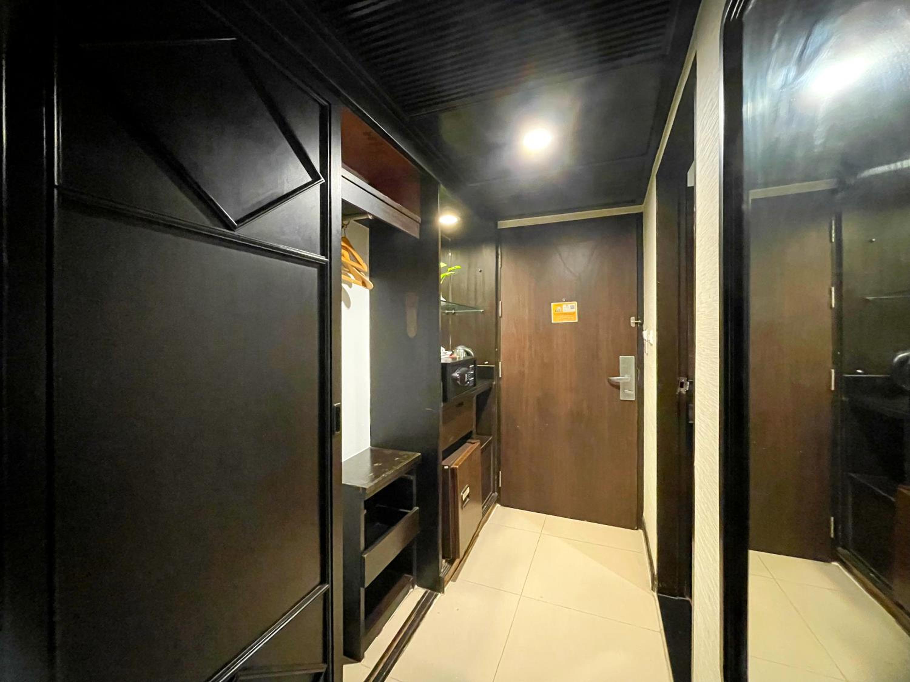 Deluxe Premium King Room photo 3