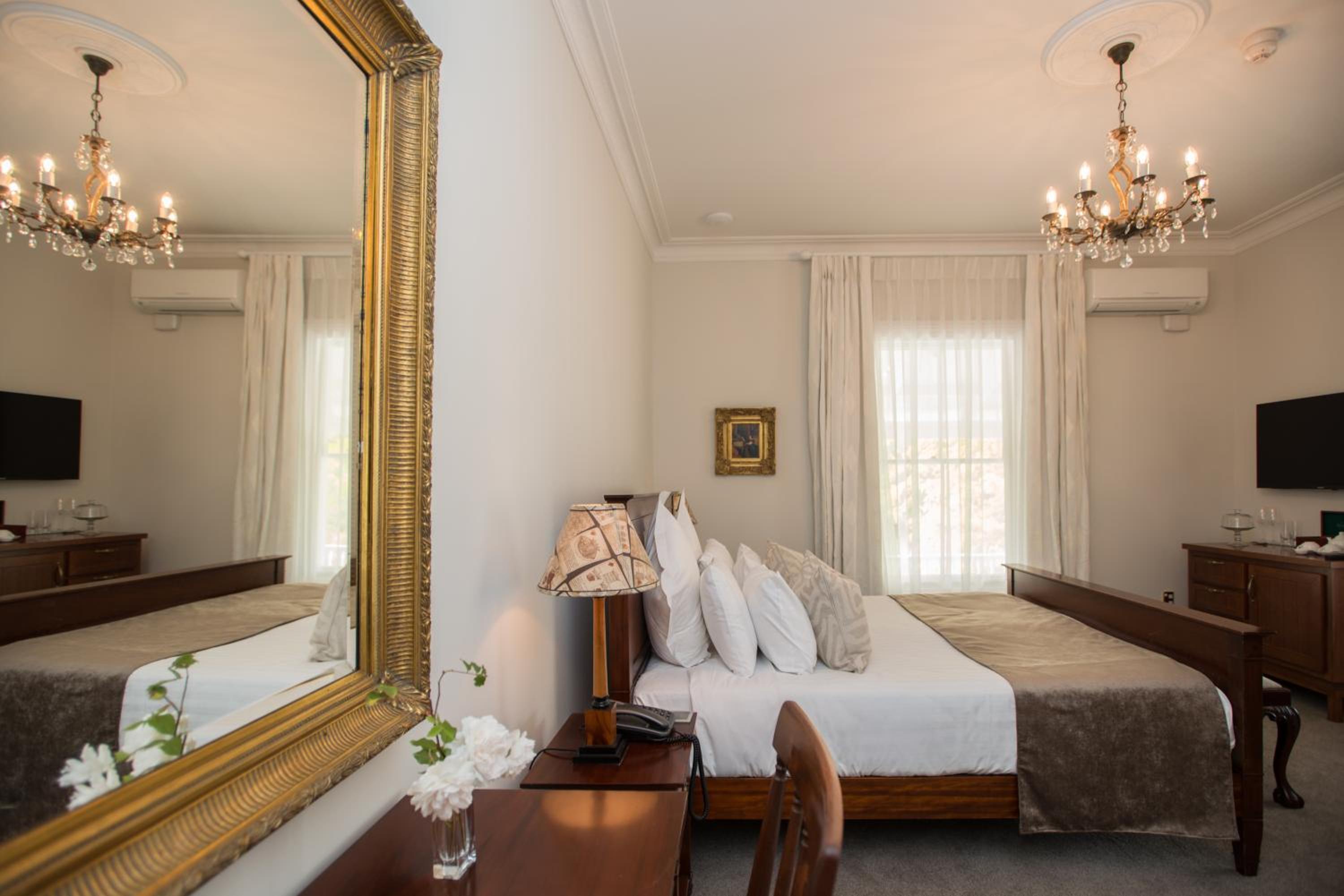 Deluxe King Room - Photo 2