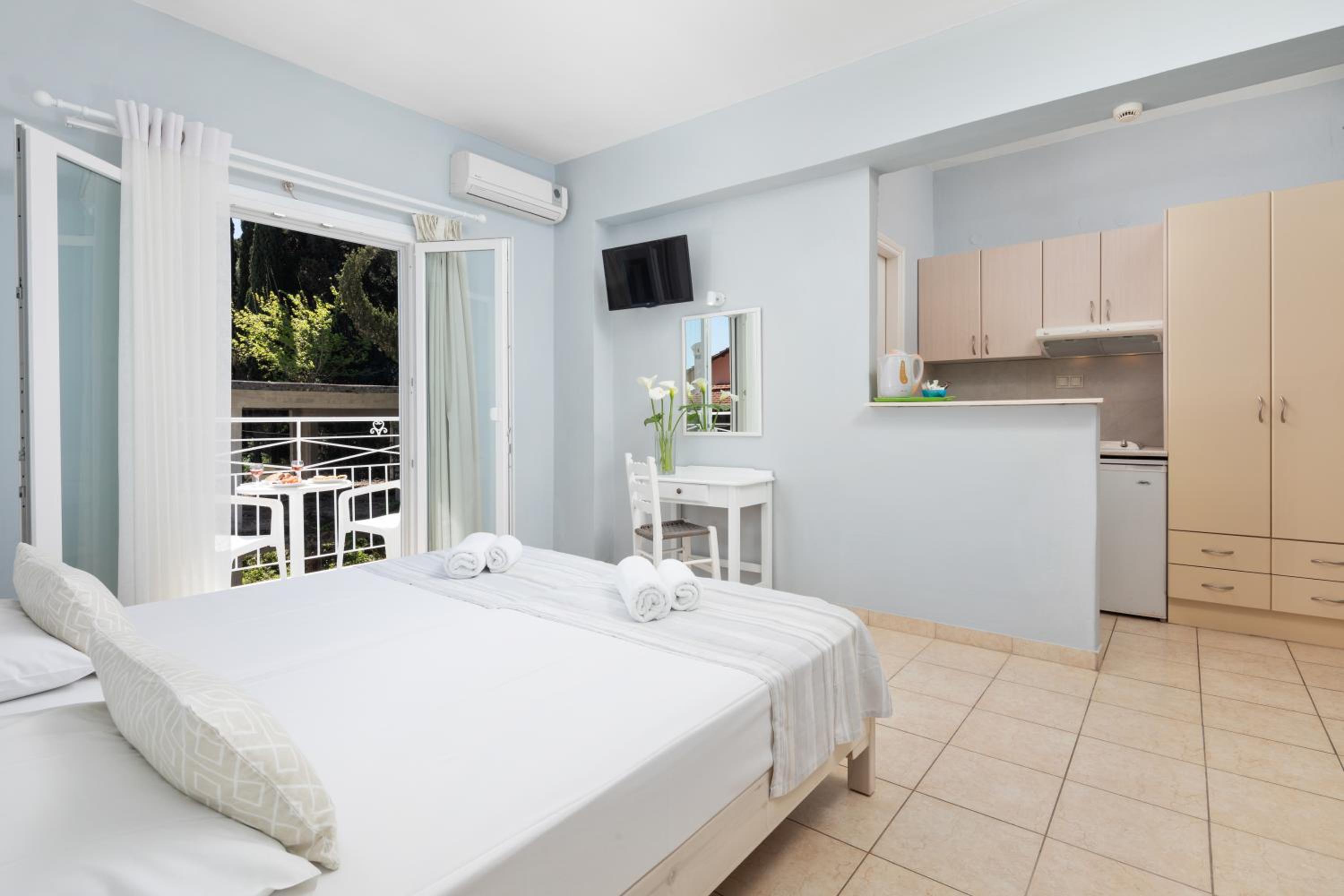 Studio with Balcony - Photo 10