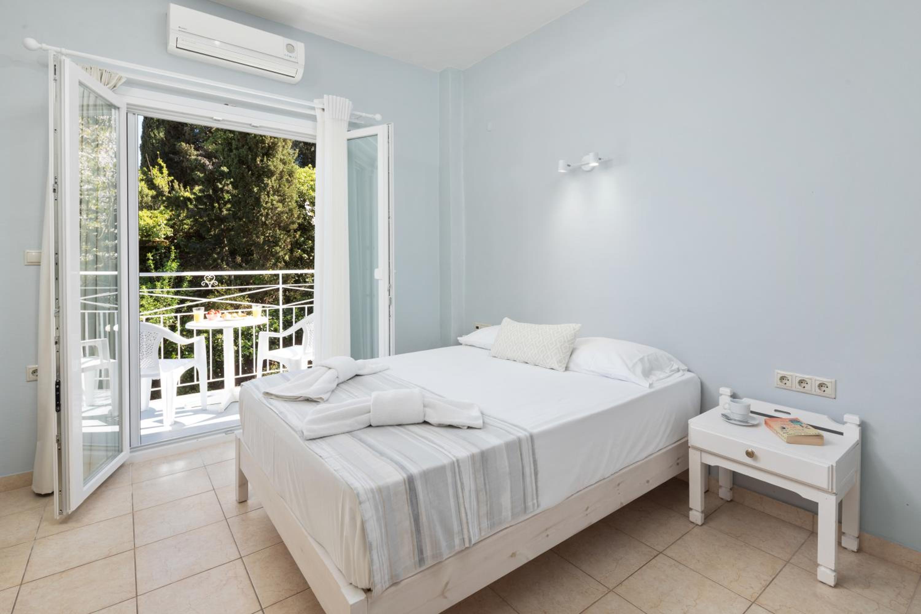 Studio with Balcony - Photo 16