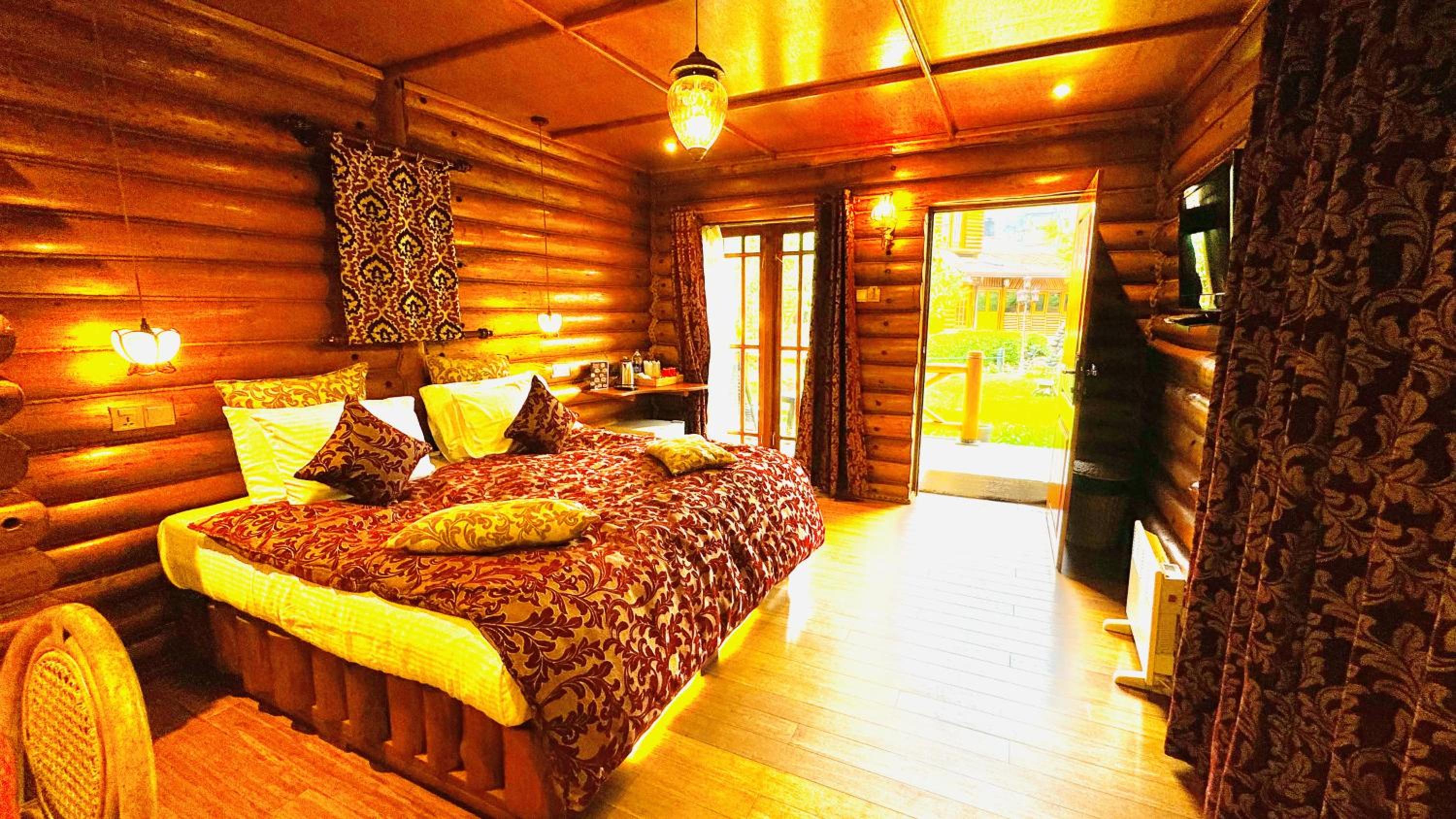 Deluxe Double Room with Bath photo 3