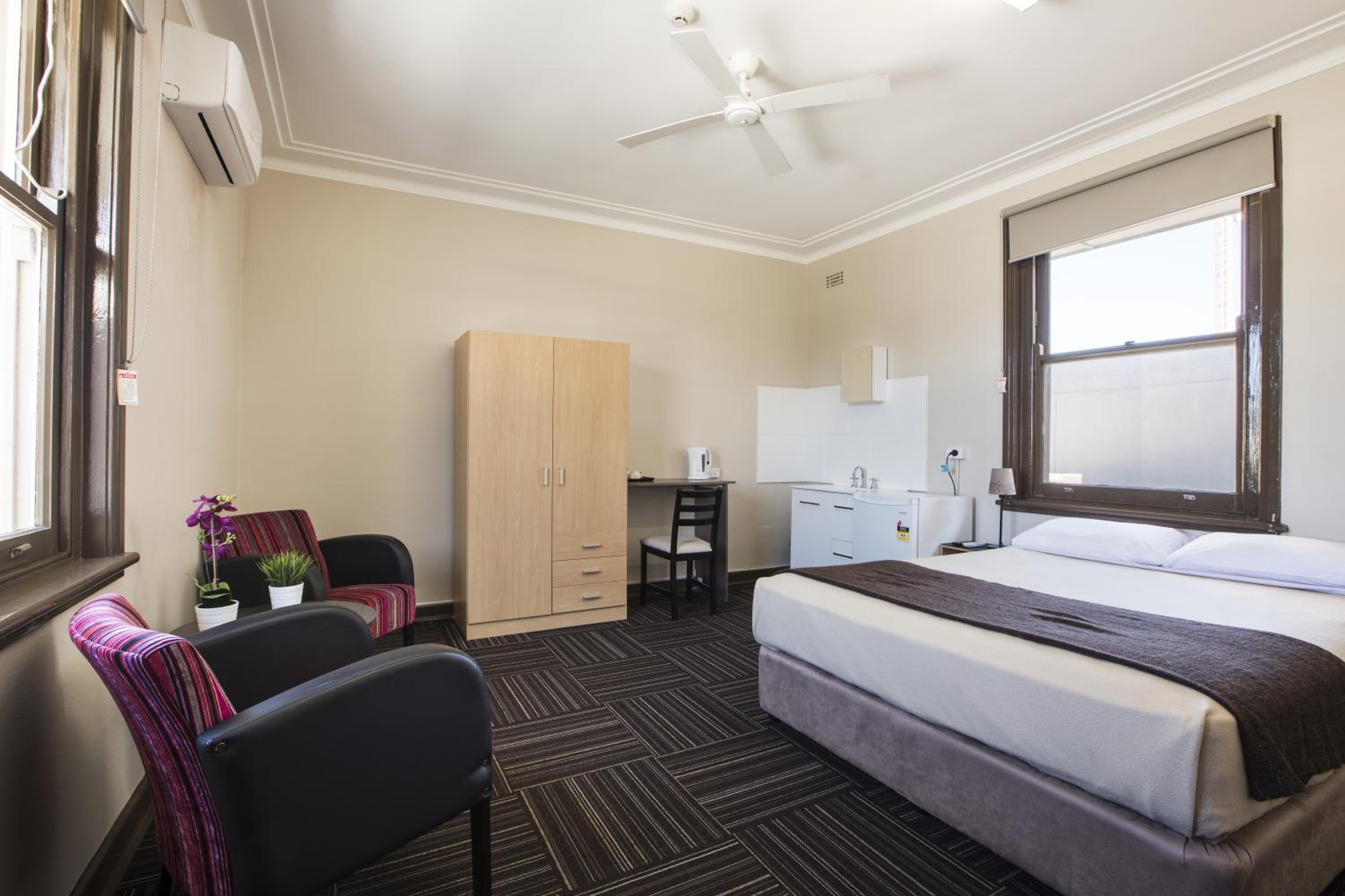 Economy Queen and Single Room with Shared Bathroom  photo 1