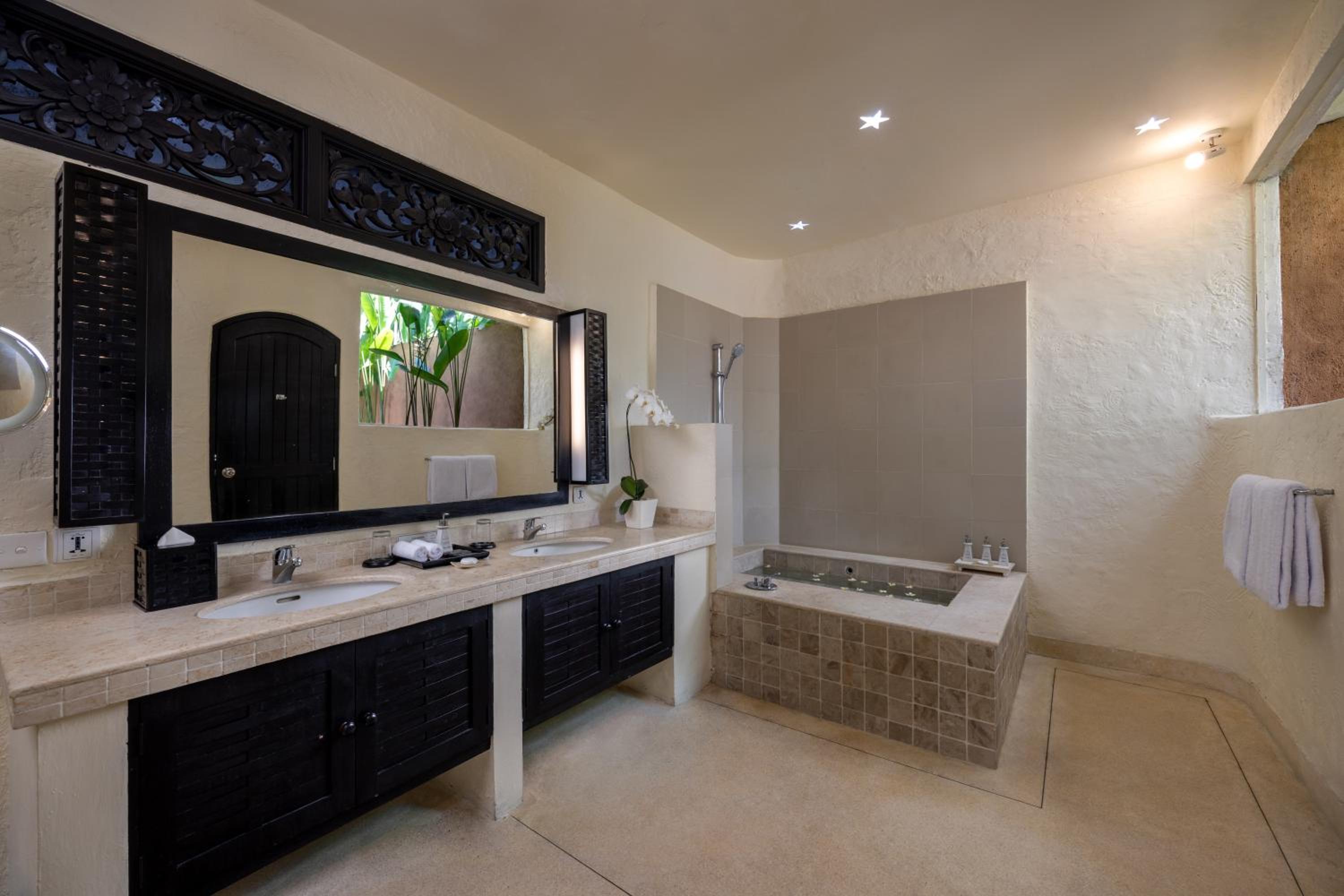 One-Bedroom Villa with Private Pool and Bathtub photo 2