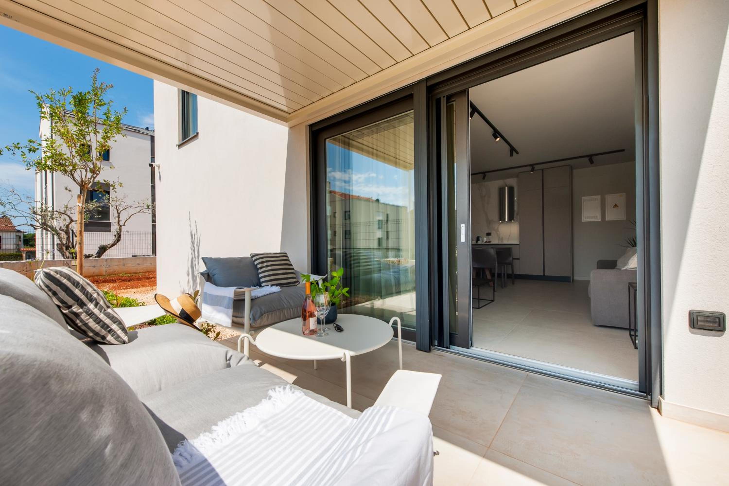 Deluxe One-Bedroom Apartment with Garden View photo 2