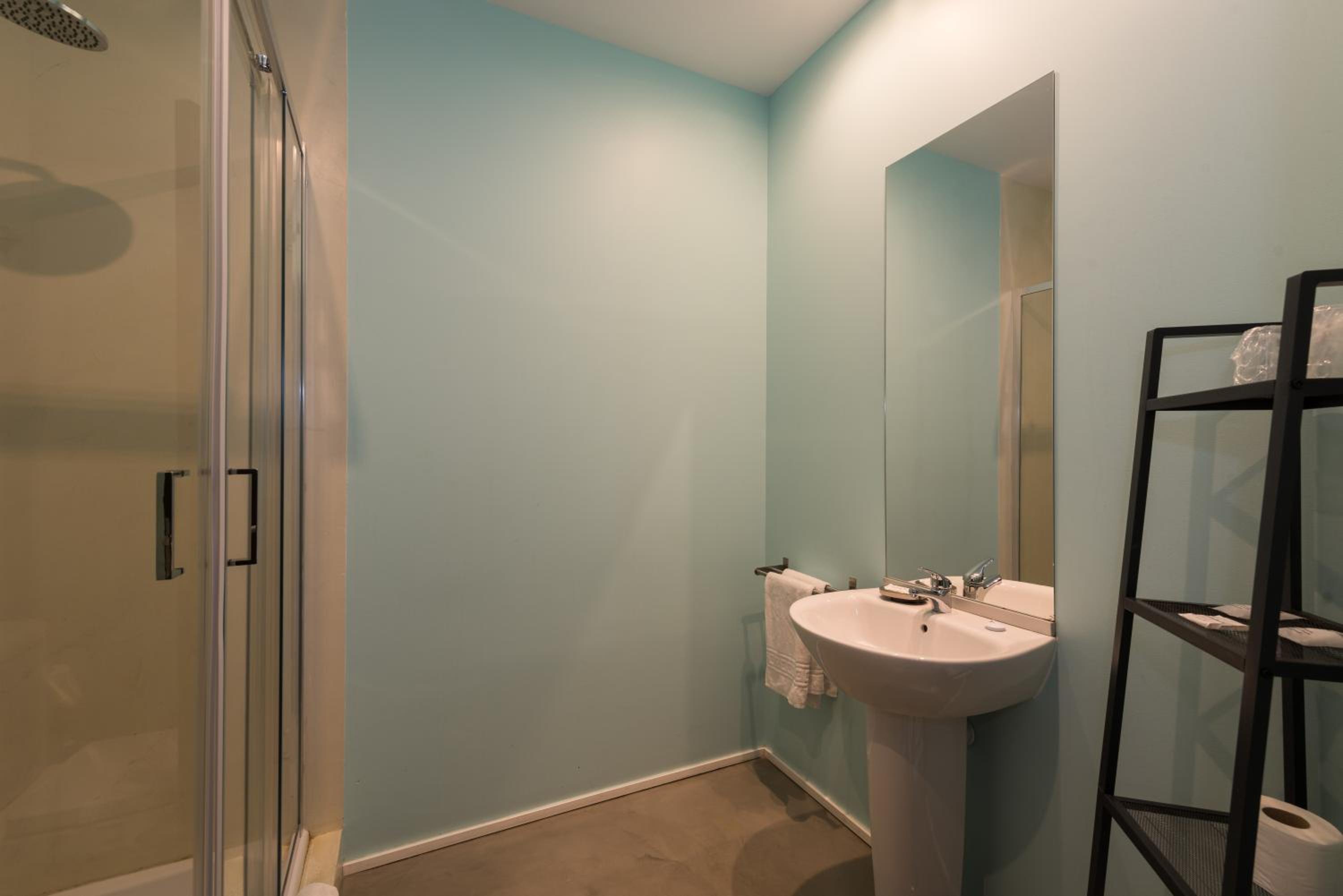 Standard Double or Twin Room - Photo 17
