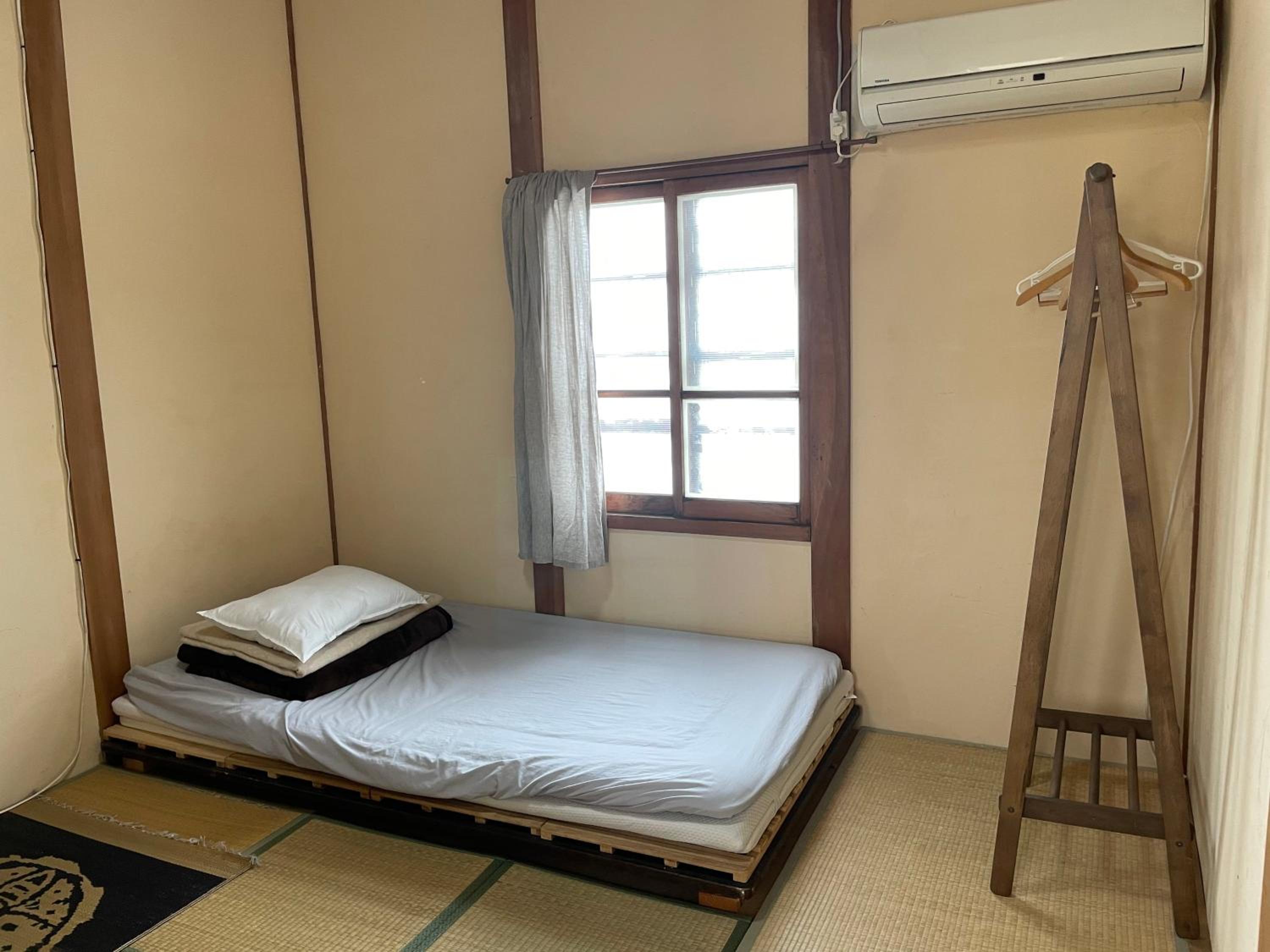 Single Room with Shared Bathroom photo 3