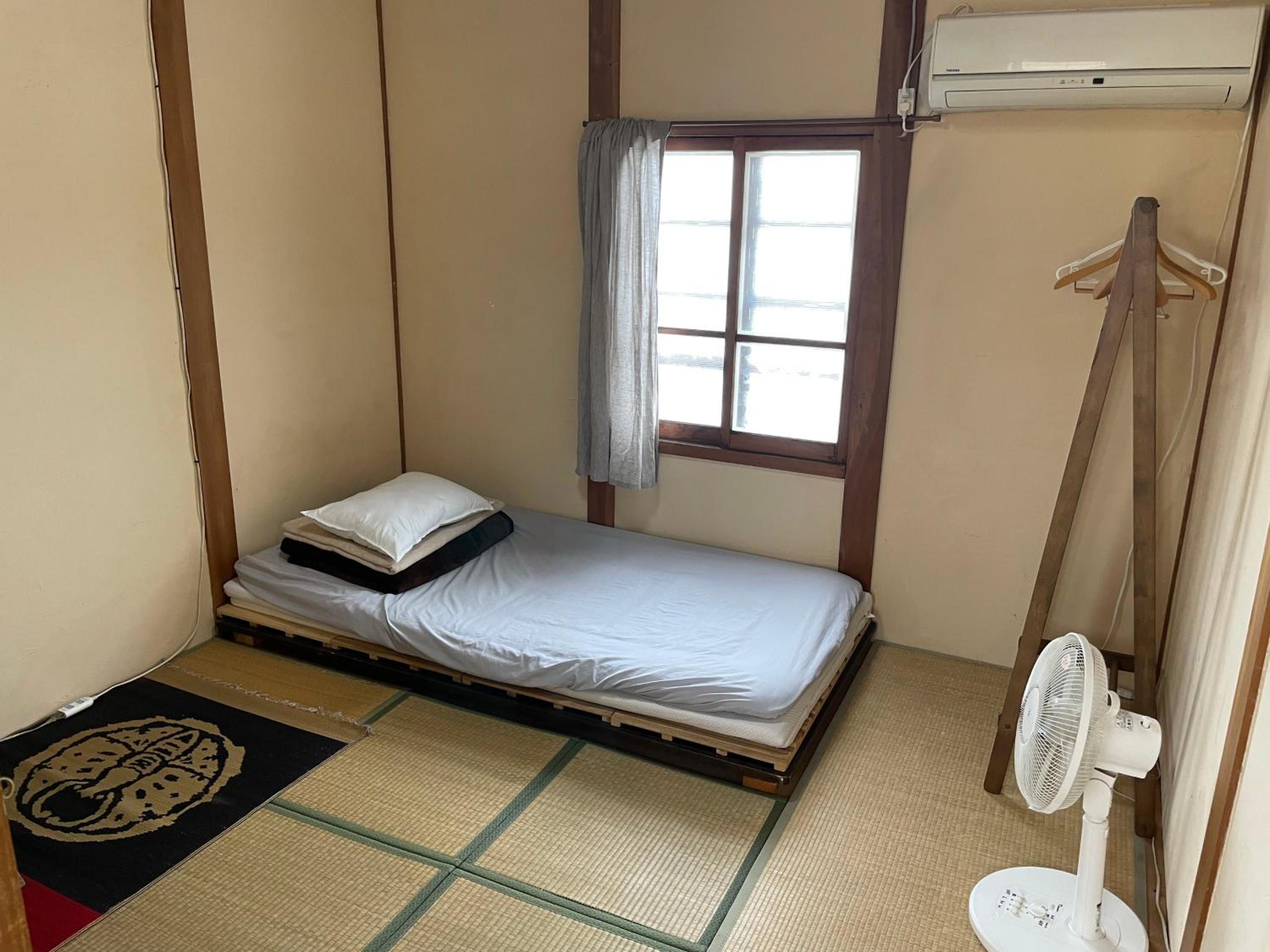 Single Room with Shared Bathroom photo 2