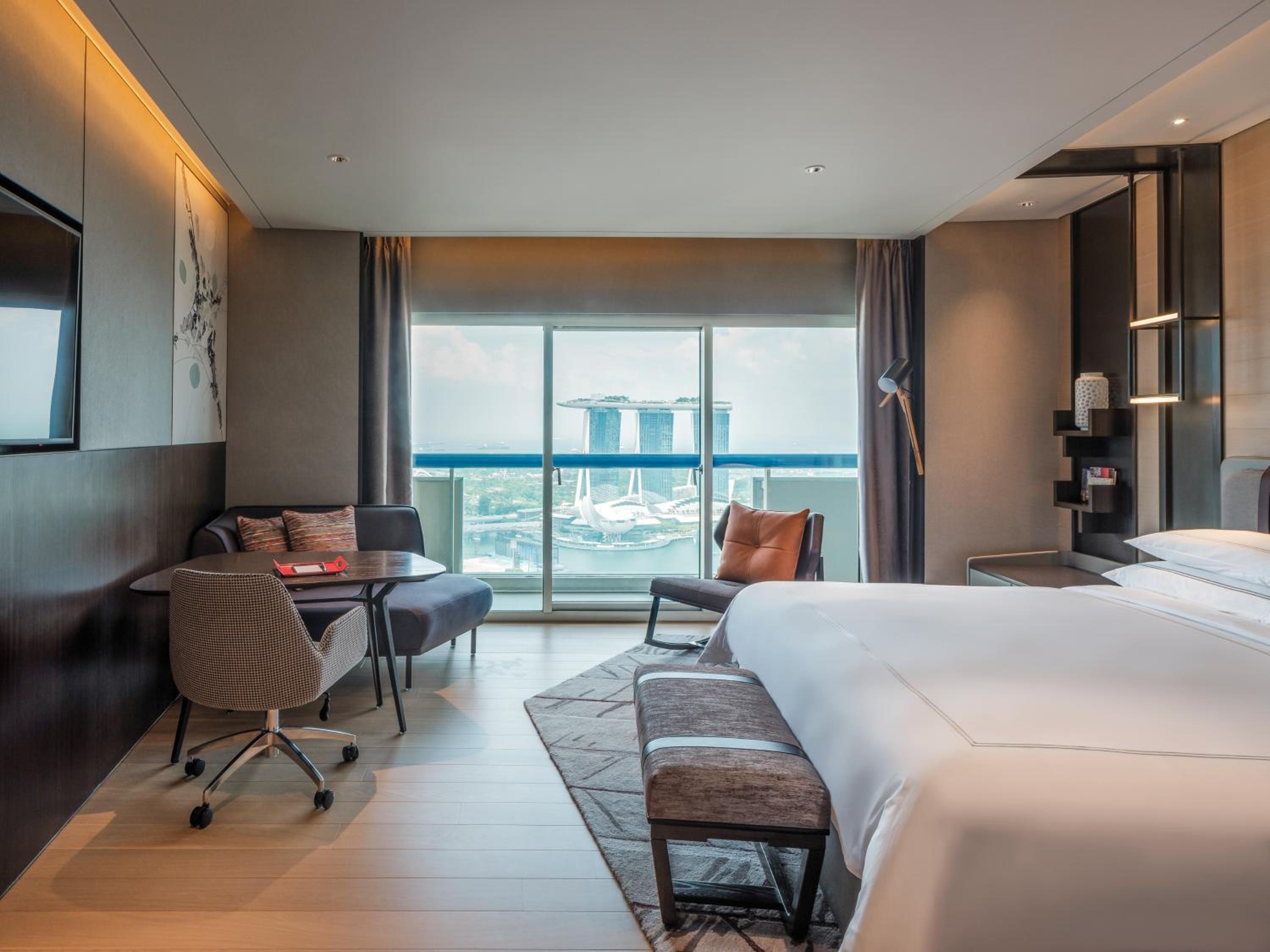 Swiss Prestige, 1 King, High Floor, Balcony, Marina Bay View thumbnail 6