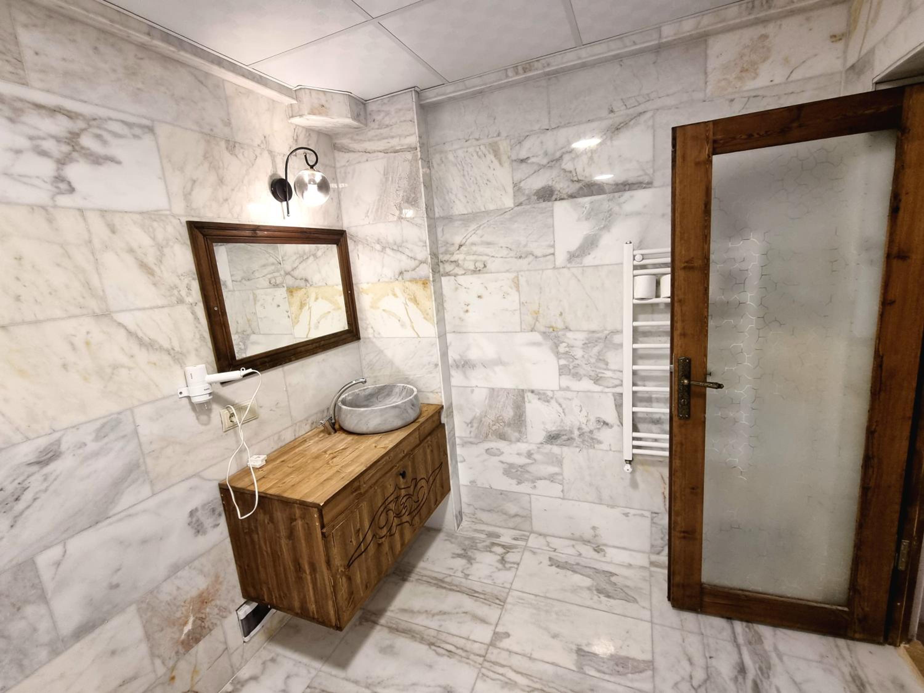Deluxe Queen Room - Photo 7