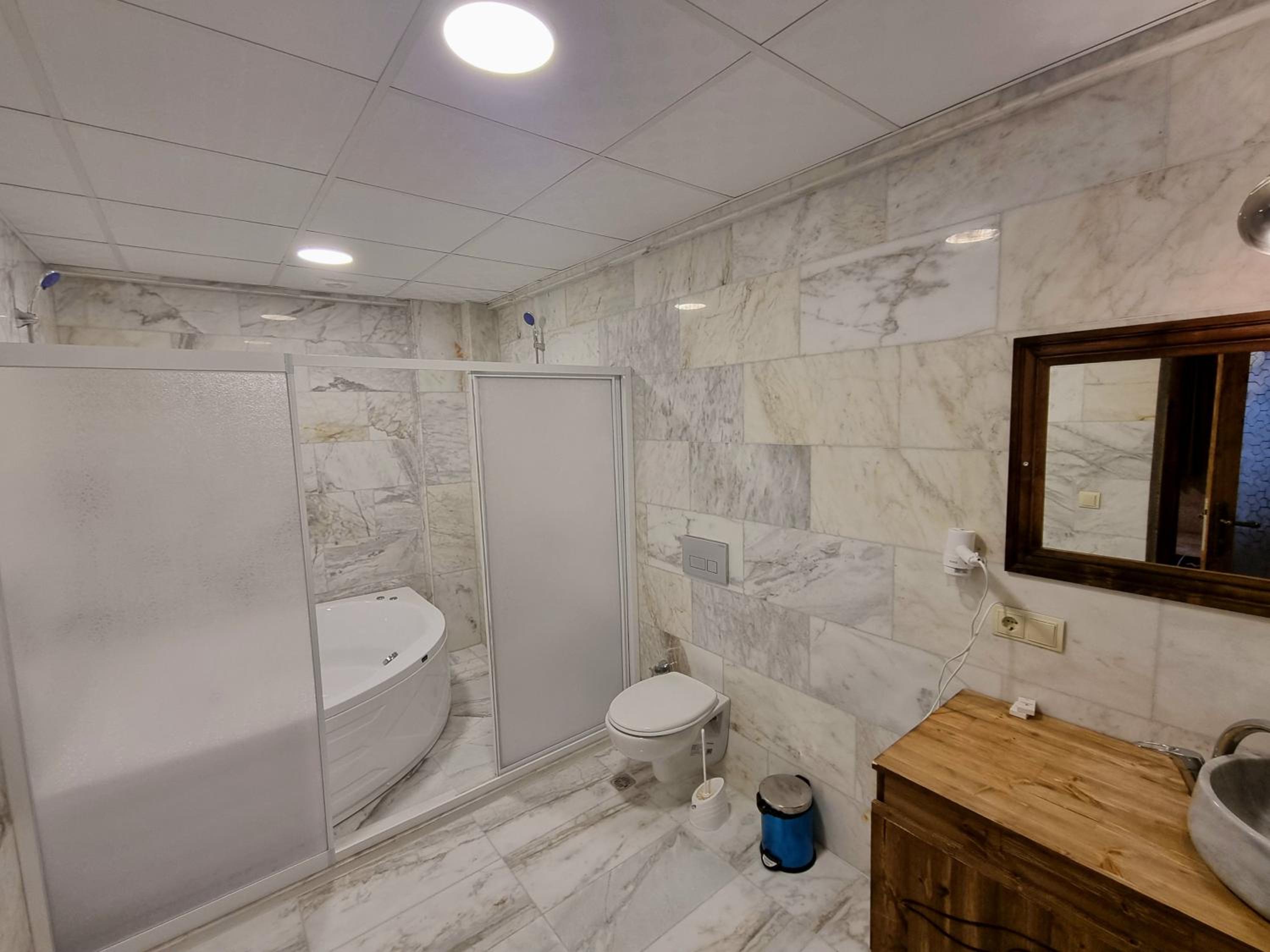 Deluxe Queen Room - Photo 9